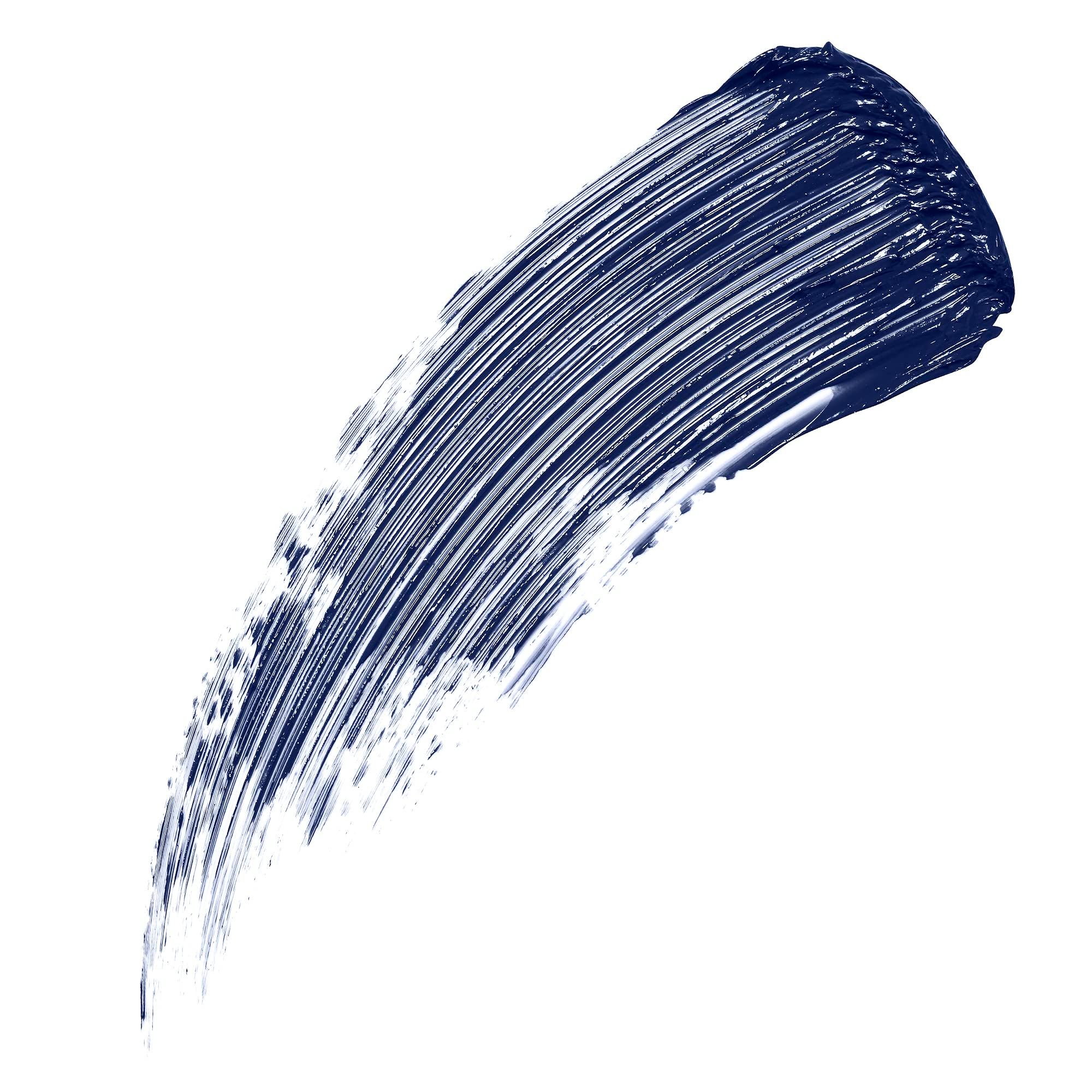 Traccia di mascara blu su sfondo bianco. Texture visibile.