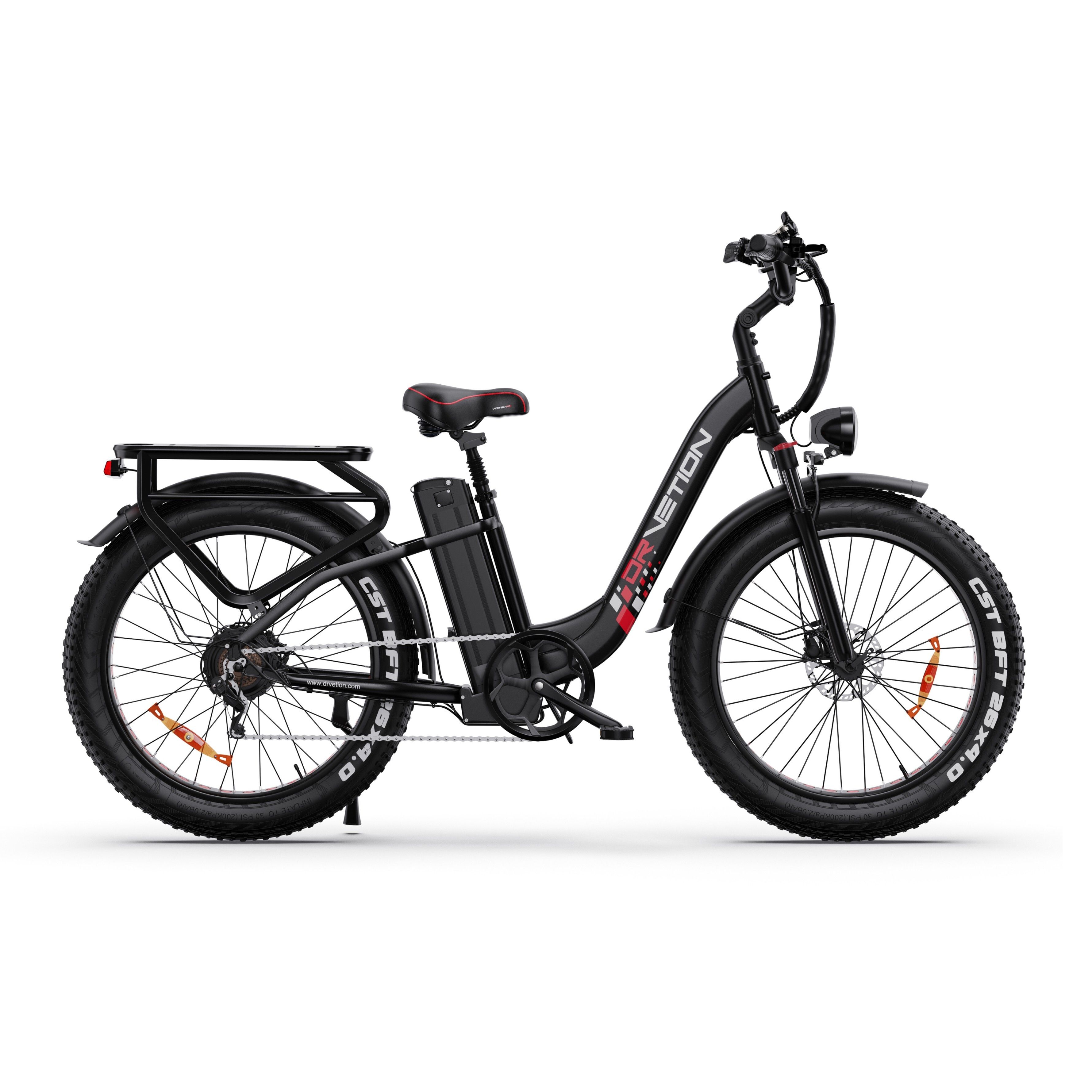 E-bike nera. Logo DRVETION visibile, pneumatici larghi, portapacchi, batteria, Shimano.
