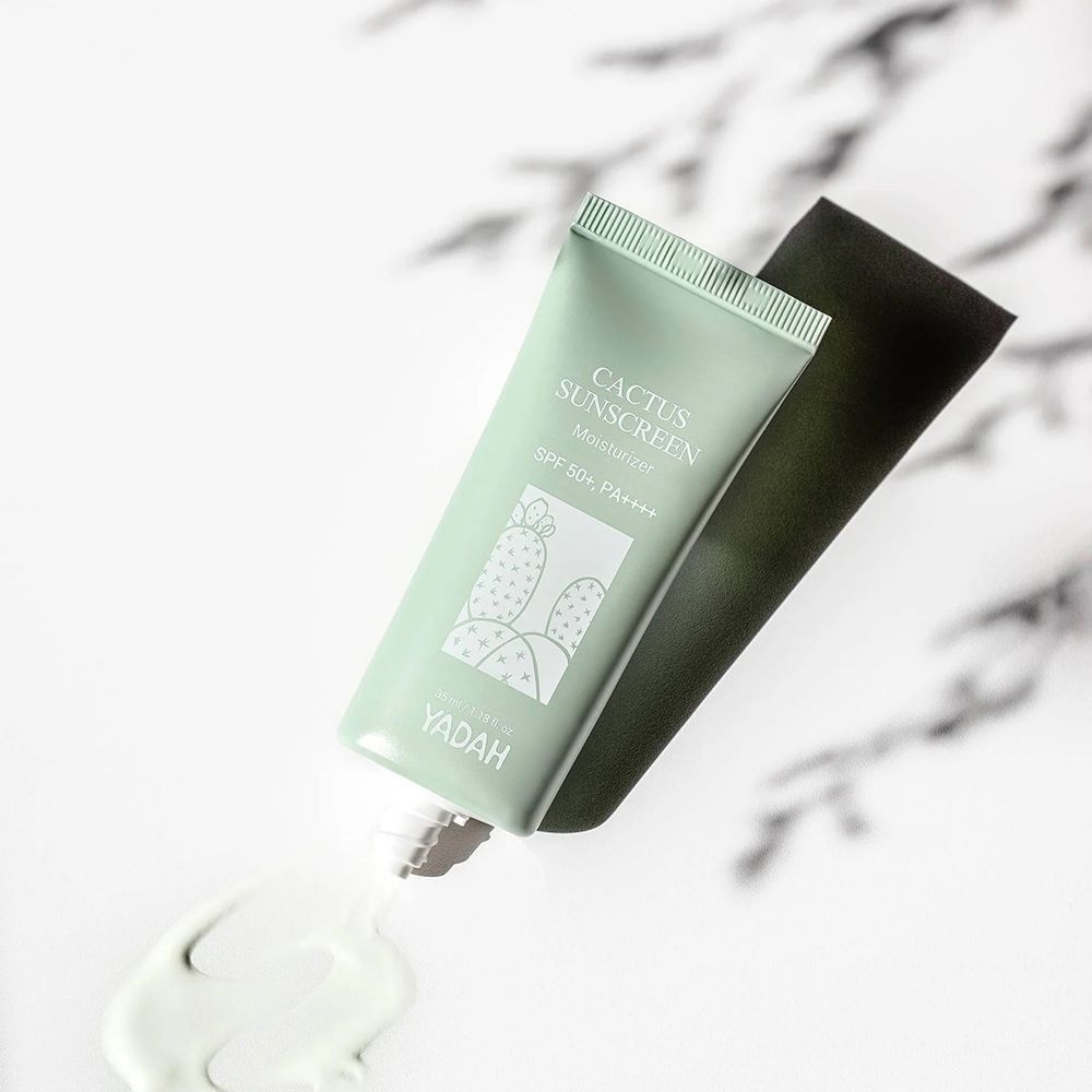 Tubo verde chiaro con stampa. Prodotto su sfondo bianco. Scritta: Cactus Sunscreen, YADAH.