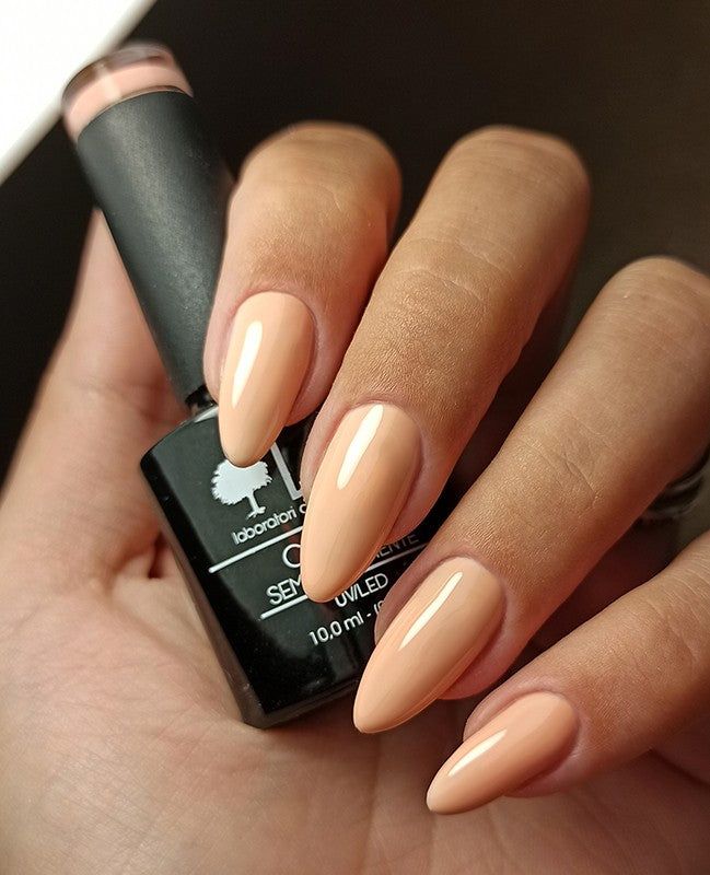 Mano con unghie smaltate rosa. Flacone con scritta: LCI, Colore Semipermanente, UV/LED.