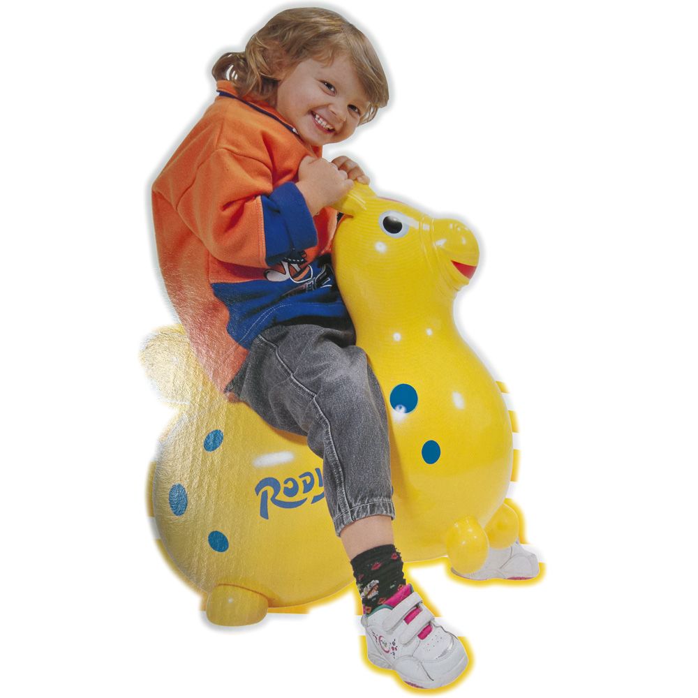Cavallo a dondolo giallo con pois blu. Un bambino è seduto sopra e si tiene. La scritta "Rody" è visibile.