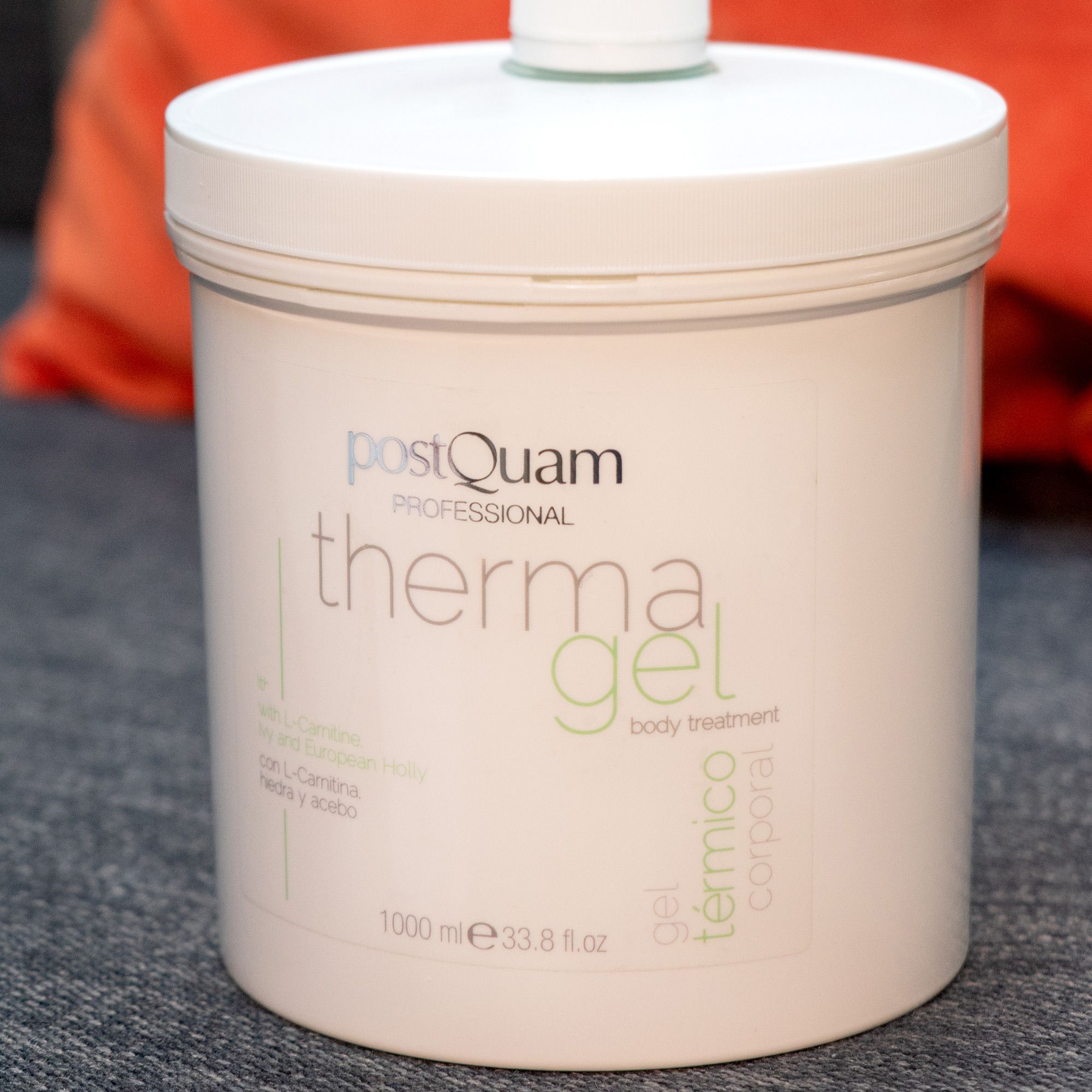 Contenitore bianco con scritta 'PostQuam therma gel'. 'body treatment'. Volume: 1000 ml.