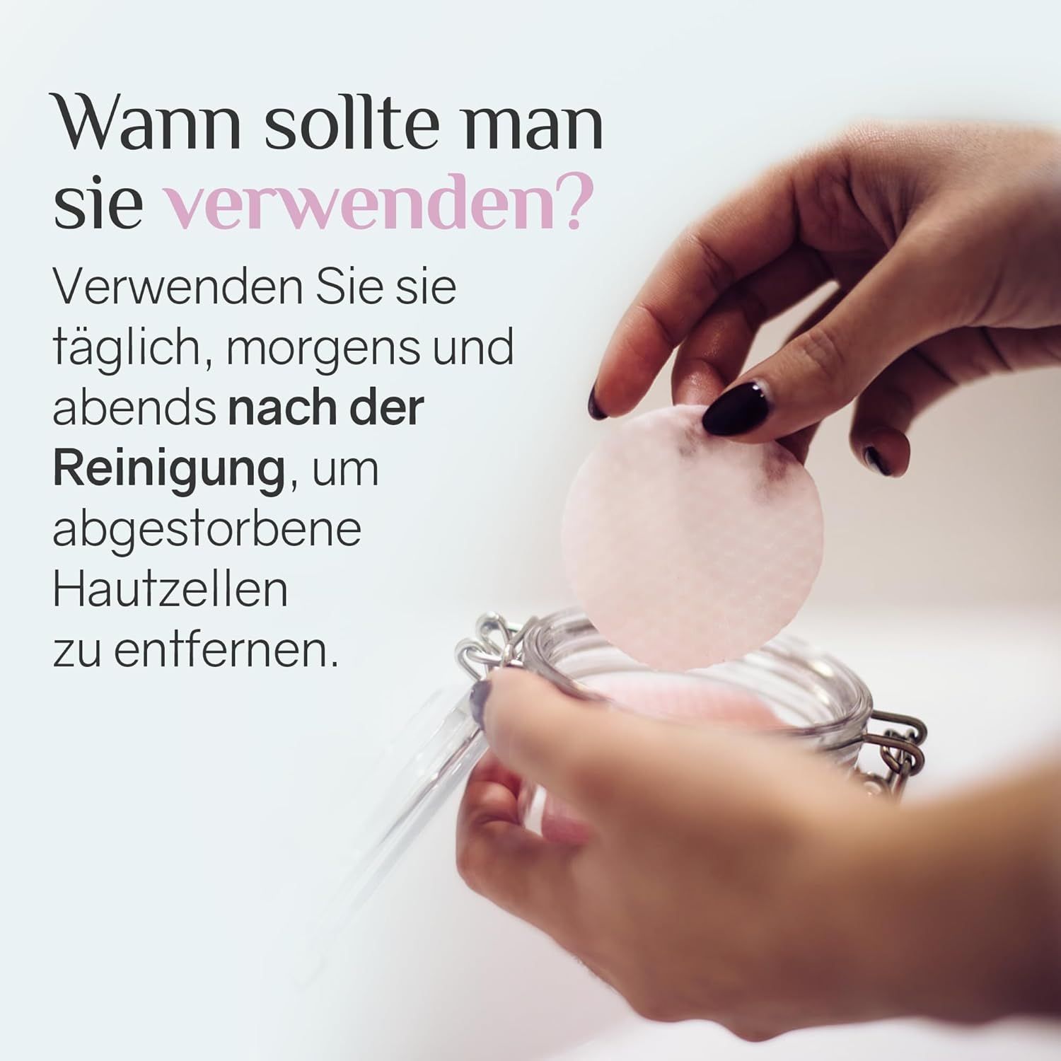 Mani che prelevano un tampone da un barattolo di vetro. Testo: Utilizzare quotidianamente dopo la pulizia per rimuovere le cellule morte della pelle.