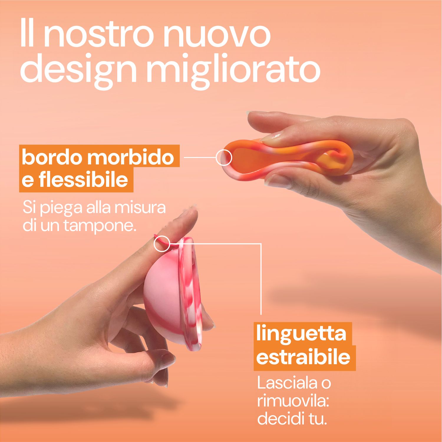 Primo piano di una mano che tiene un disco mestruale flessibile con bordo morbido. Il disco è arancione e rosa.