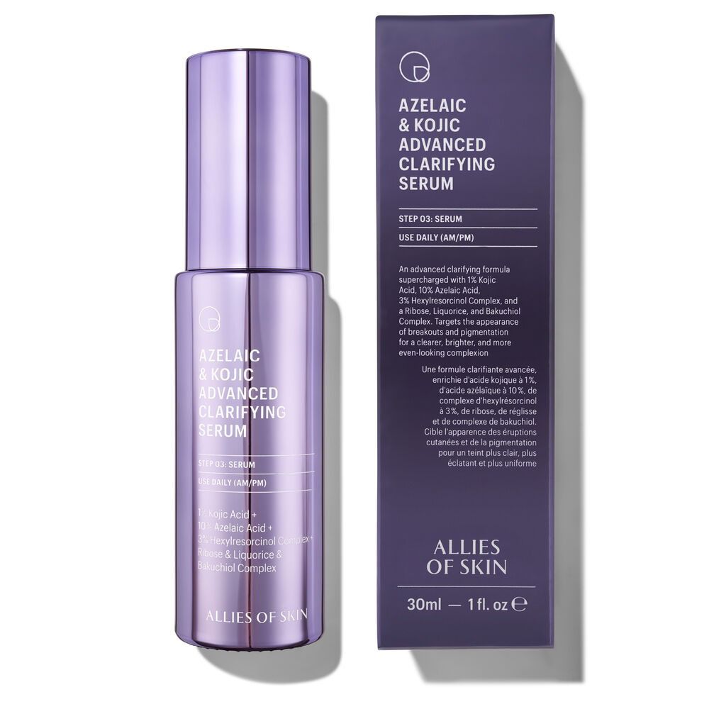 Flacone di siero viola e scatola. Testo: Azelaic & Kojic Advanced Clarifying Serum. Marchio: Allies of Skin.