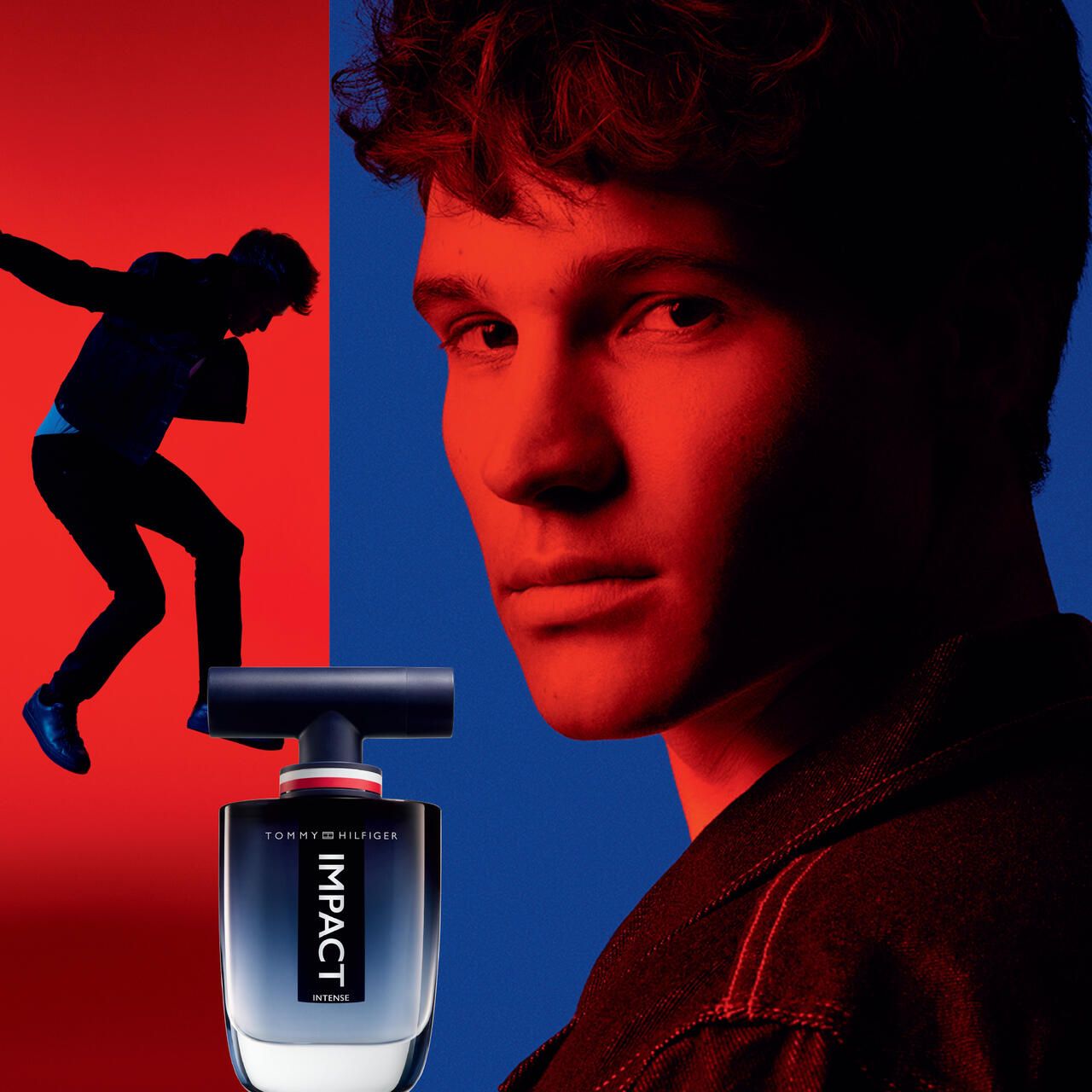 Flacone con etichetta nera IMPACT INTENSE. Uomo sullo sfondo. Sfondo rosso e blu.