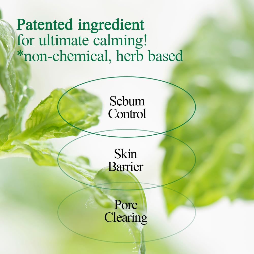 Primo piano di foglie verdi con testo: Sebum Control, Skin Barrier, Pore Clearing. Herb based.