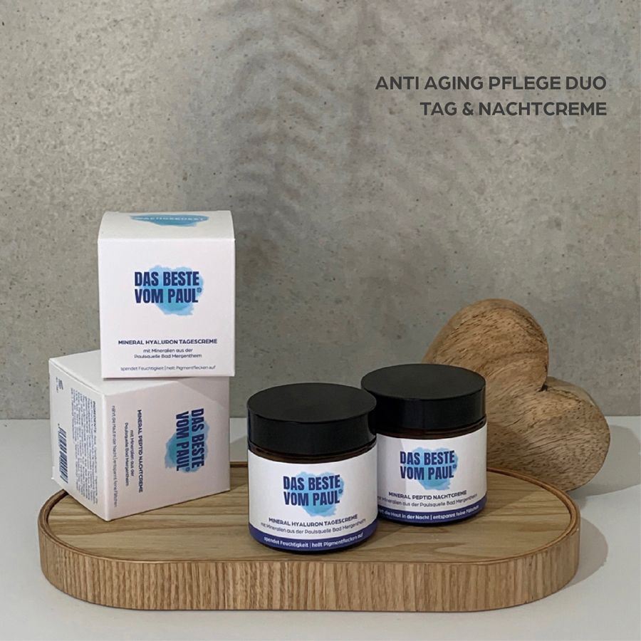 Due vasetti di vetro e due scatole su un vassoio di legno. I prodotti riportano "Das Beste Vom Paul".