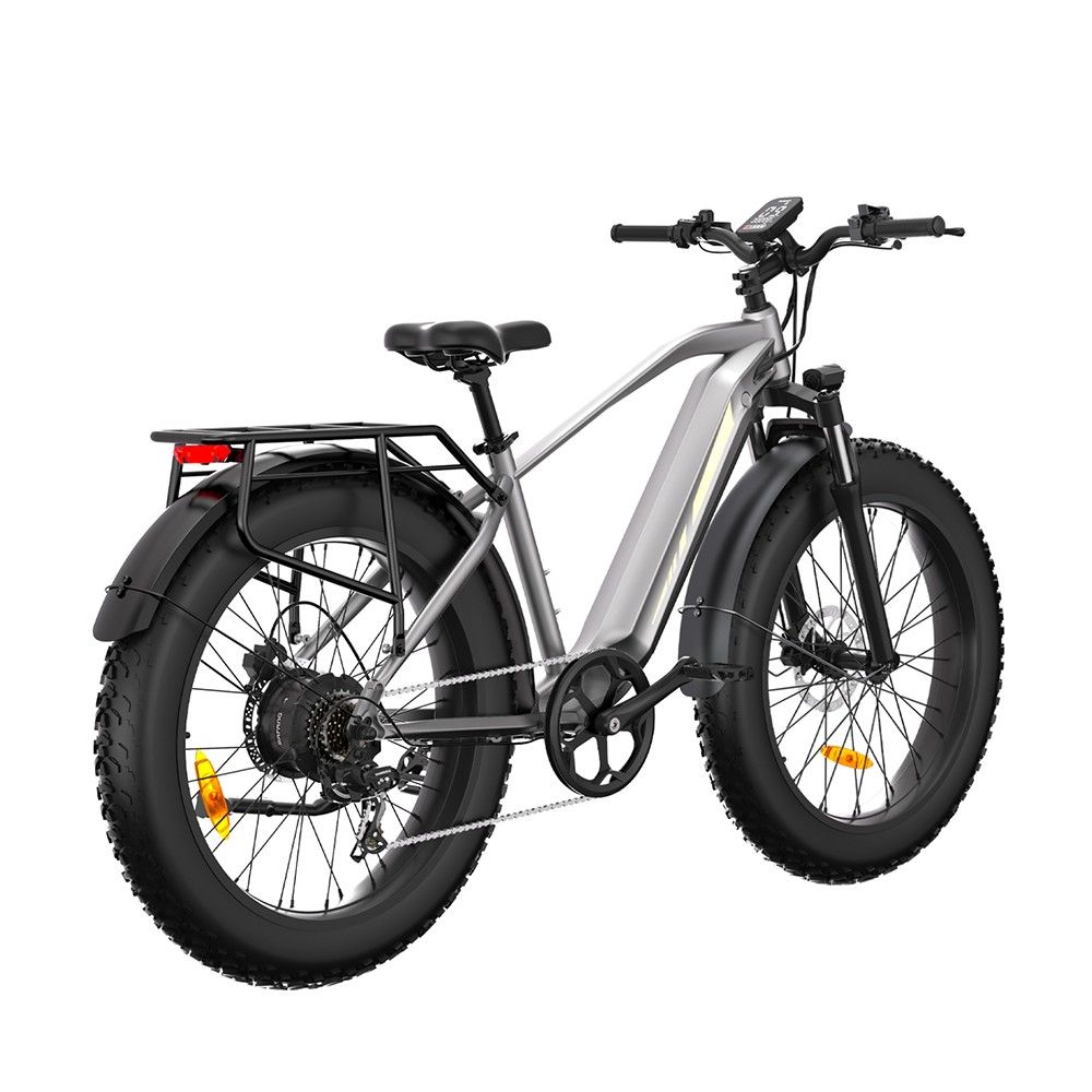 Mountain bike elettrica grigia, pneumatici neri. Vista posteriore, sfondo bianco.