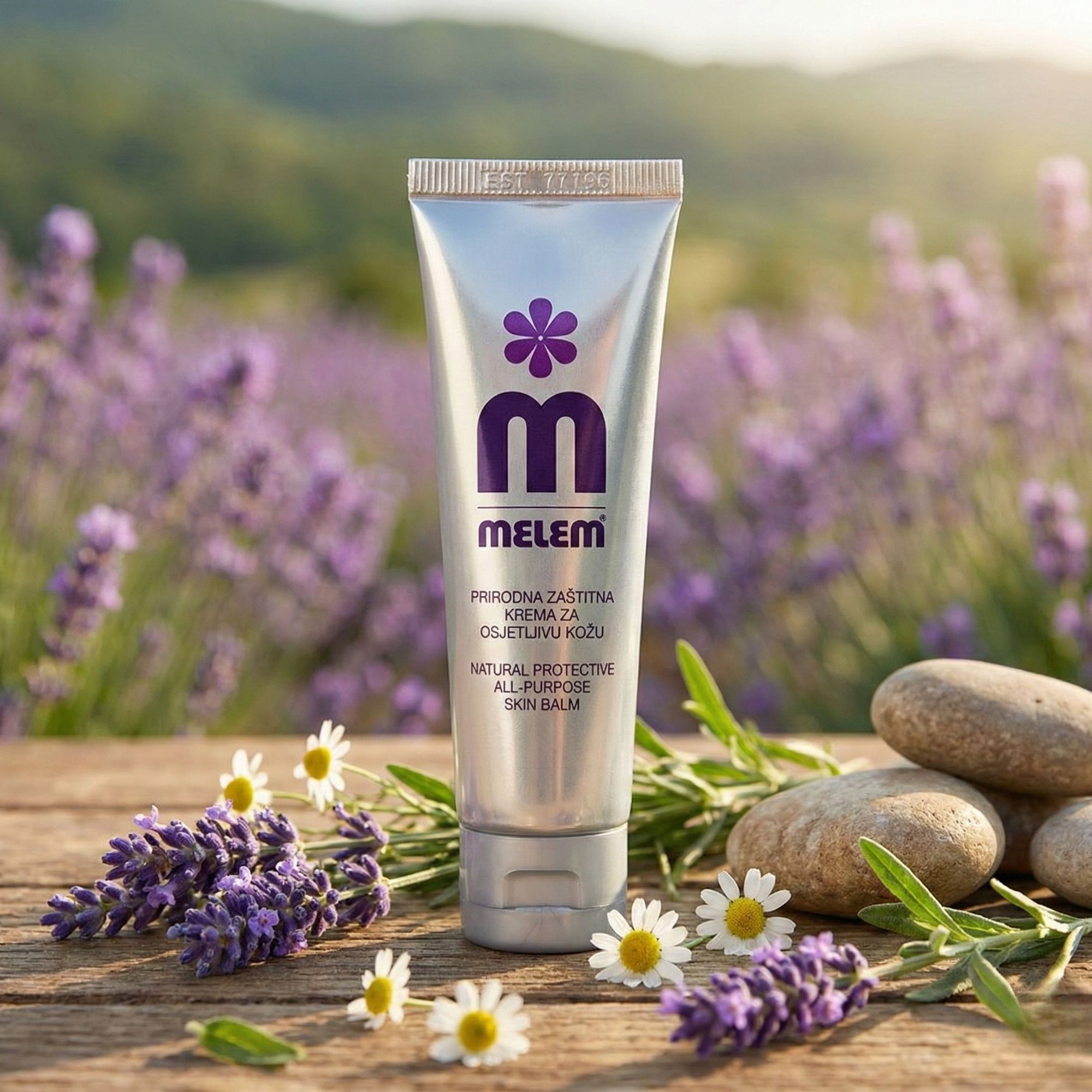 Tubo d'argento con logo viola e scritta MELEM su legno. Ambiente: lavanda, pietre, margherite.