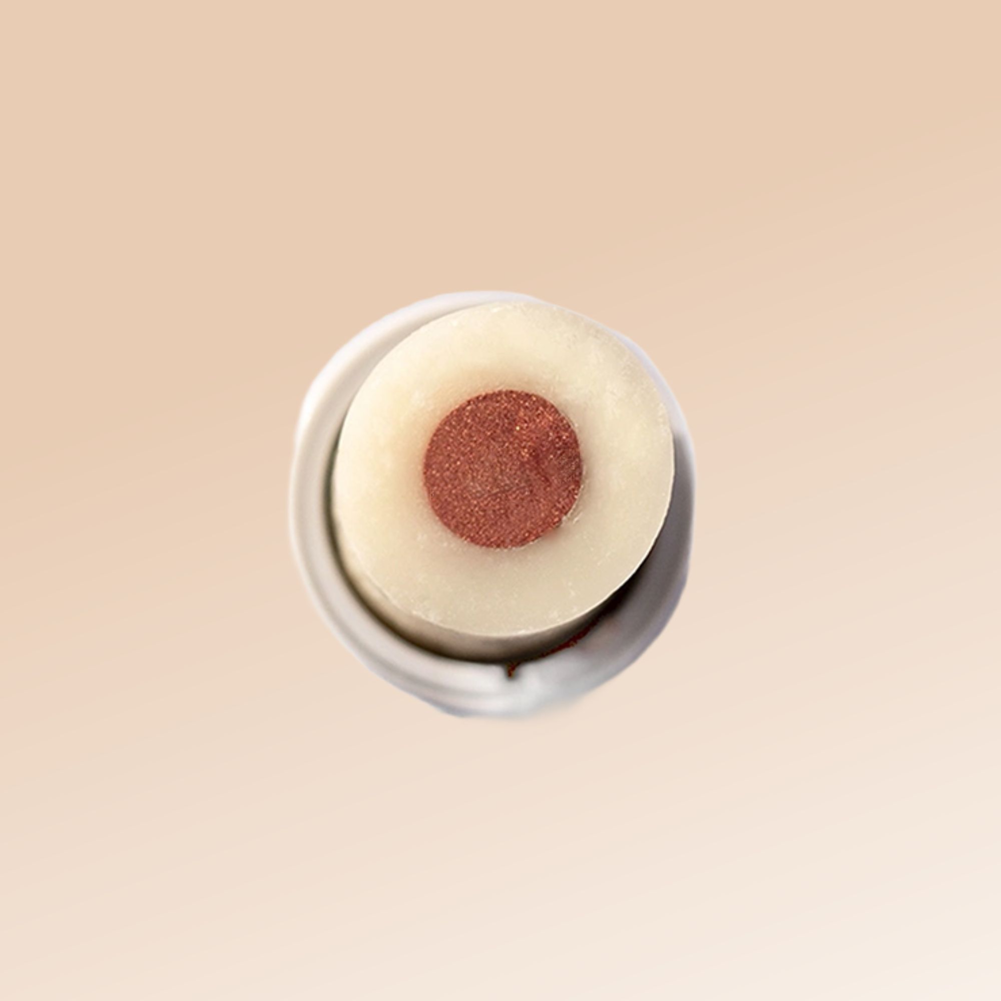 Vista dall'alto di un burrocacao aperto. Un cuore rosa è circondato da materiale bianco.