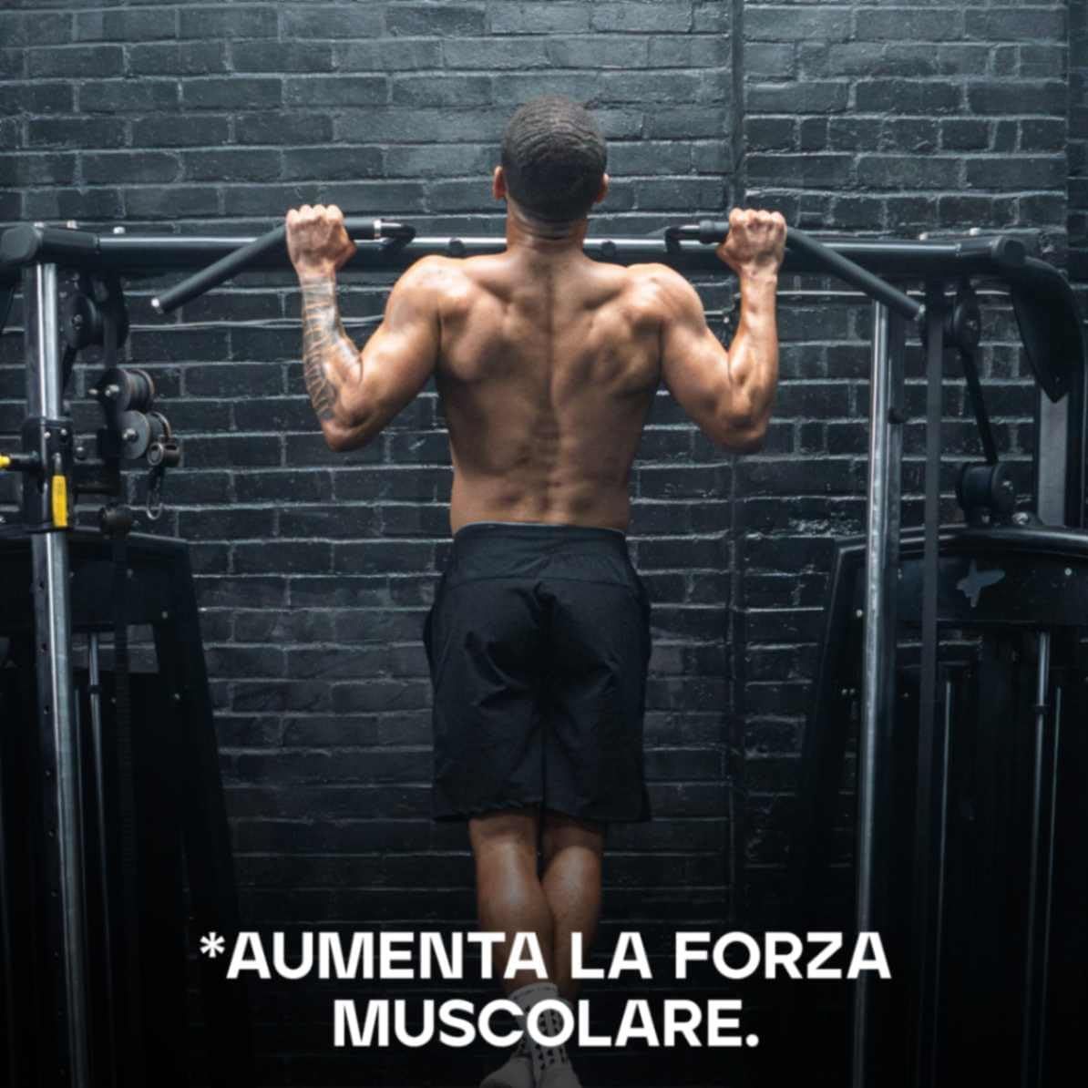 Uomo che si allena su una sbarra per trazioni. Testo: *AUMENTA LA FORZA MUSCOLARE.