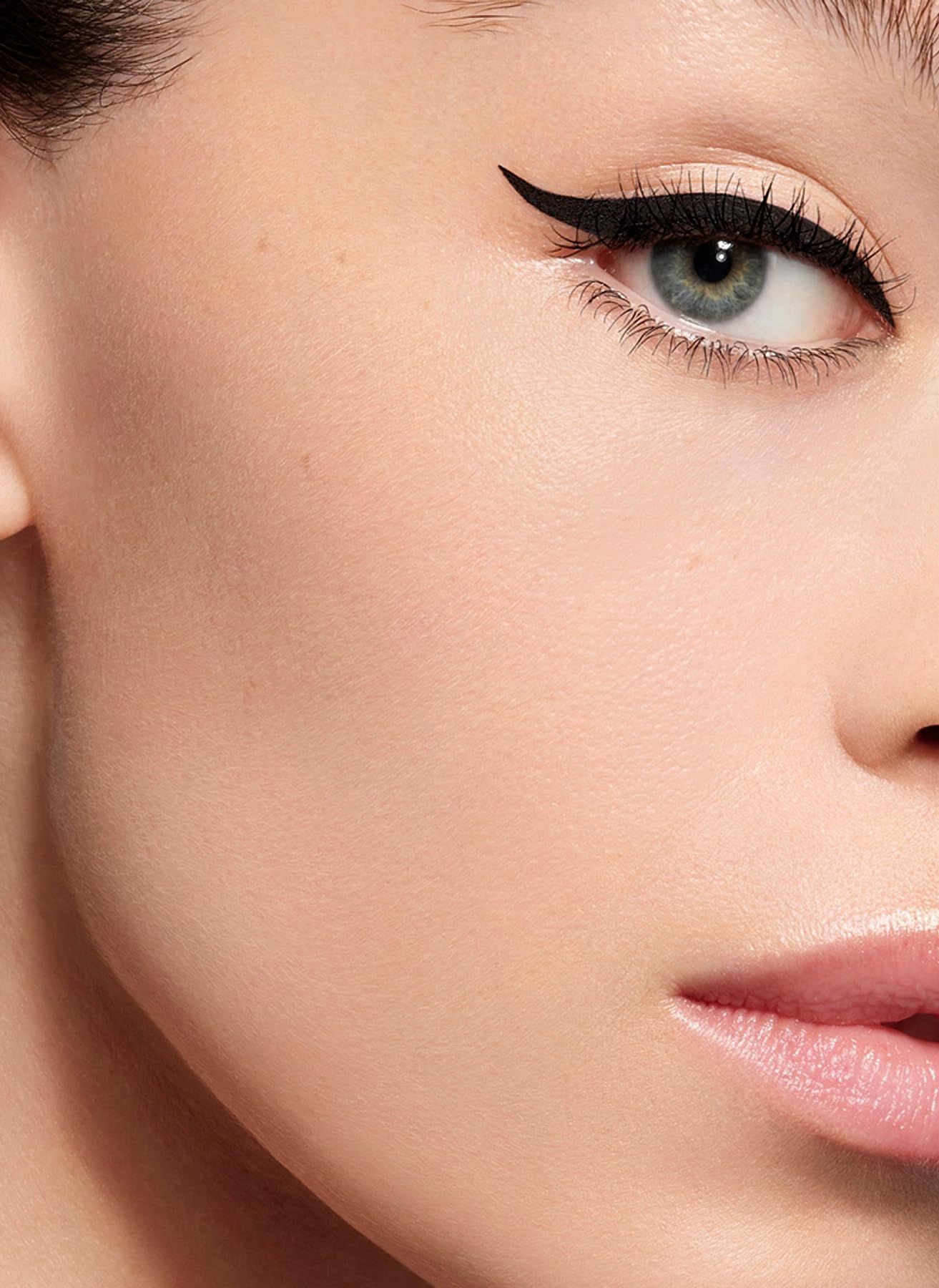 Primo piano di un viso con una linea di eyeliner nero sull'occhio.