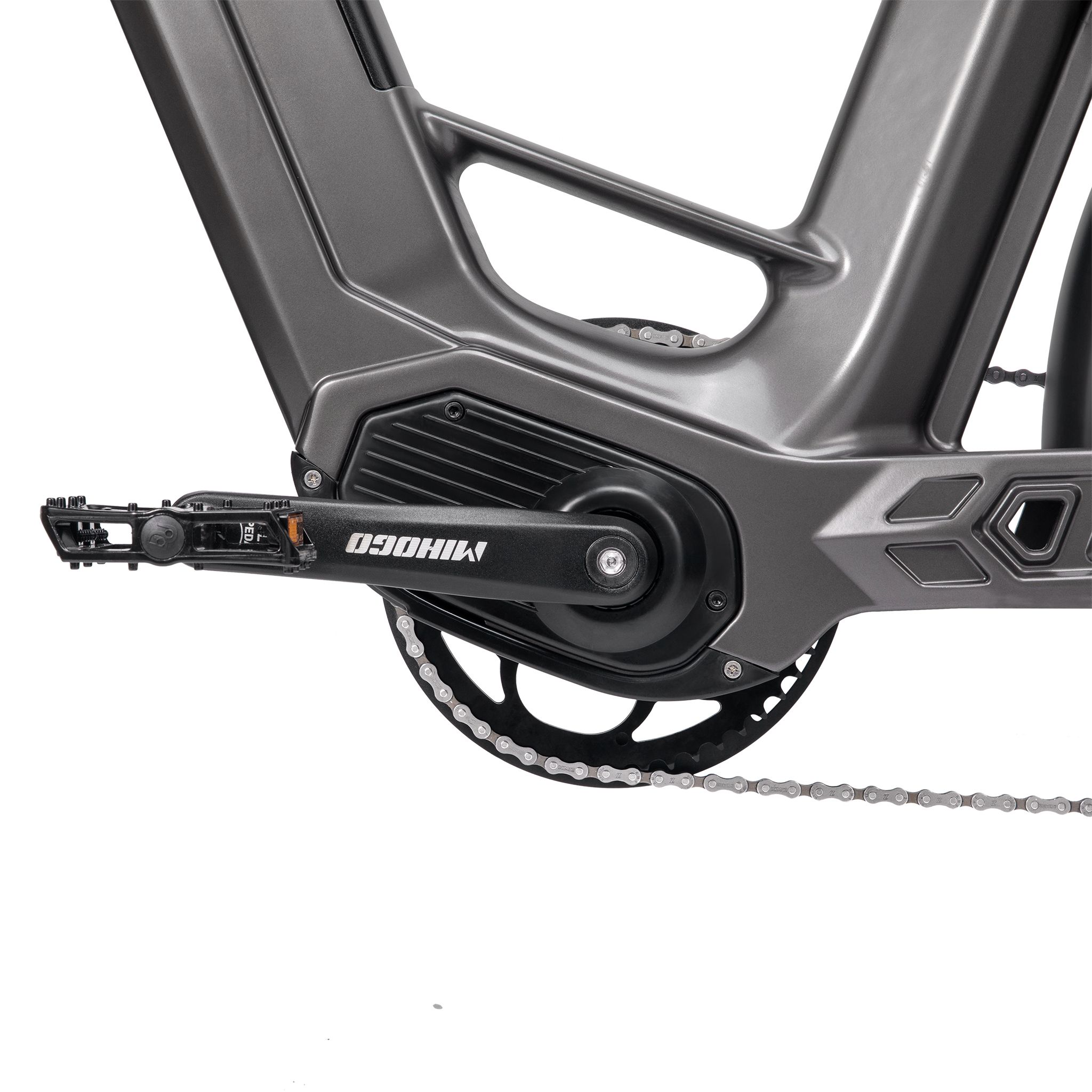 Dettaglio movimento centrale e-bike. Pedali neri, catena, corona. Logo MIHOGO.