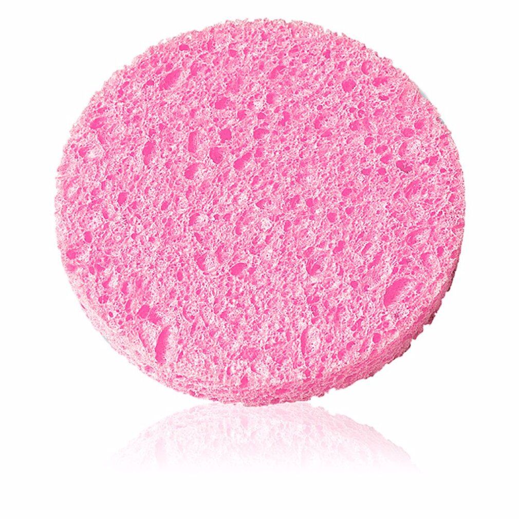 Spugna viso rotonda in cellulosa rosa. Struttura porosa visibile. Con riflesso.