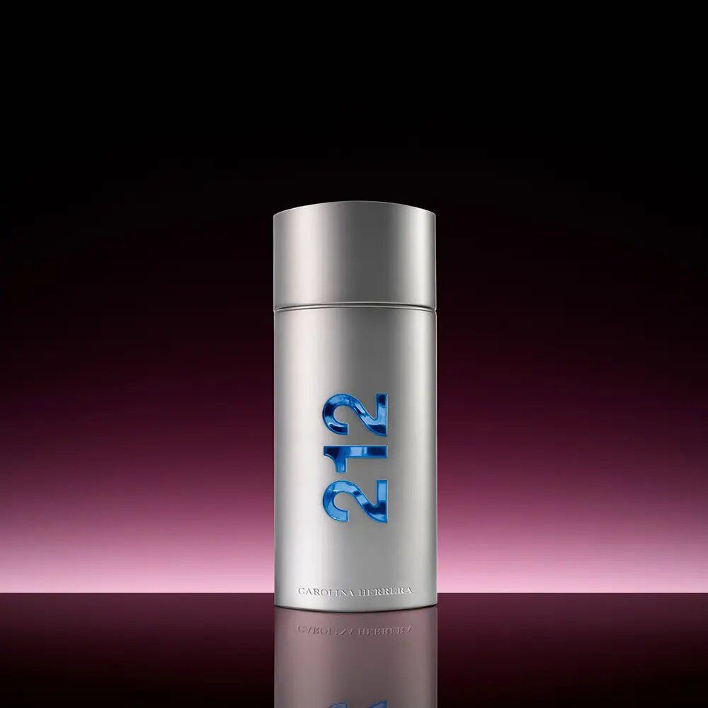 Flacone di profumo argentato con scritta blu "212". Lo sfondo è rosso scuro e viola.