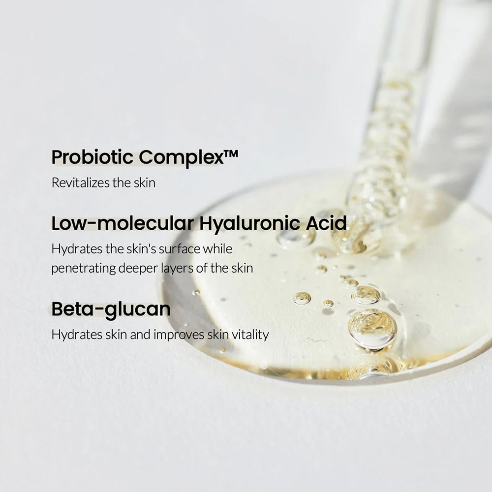 Primo piano di gocce di siero. Testo: Probiotic Complex, Low-molecular Hyaluronic Acid, Beta-glucan.