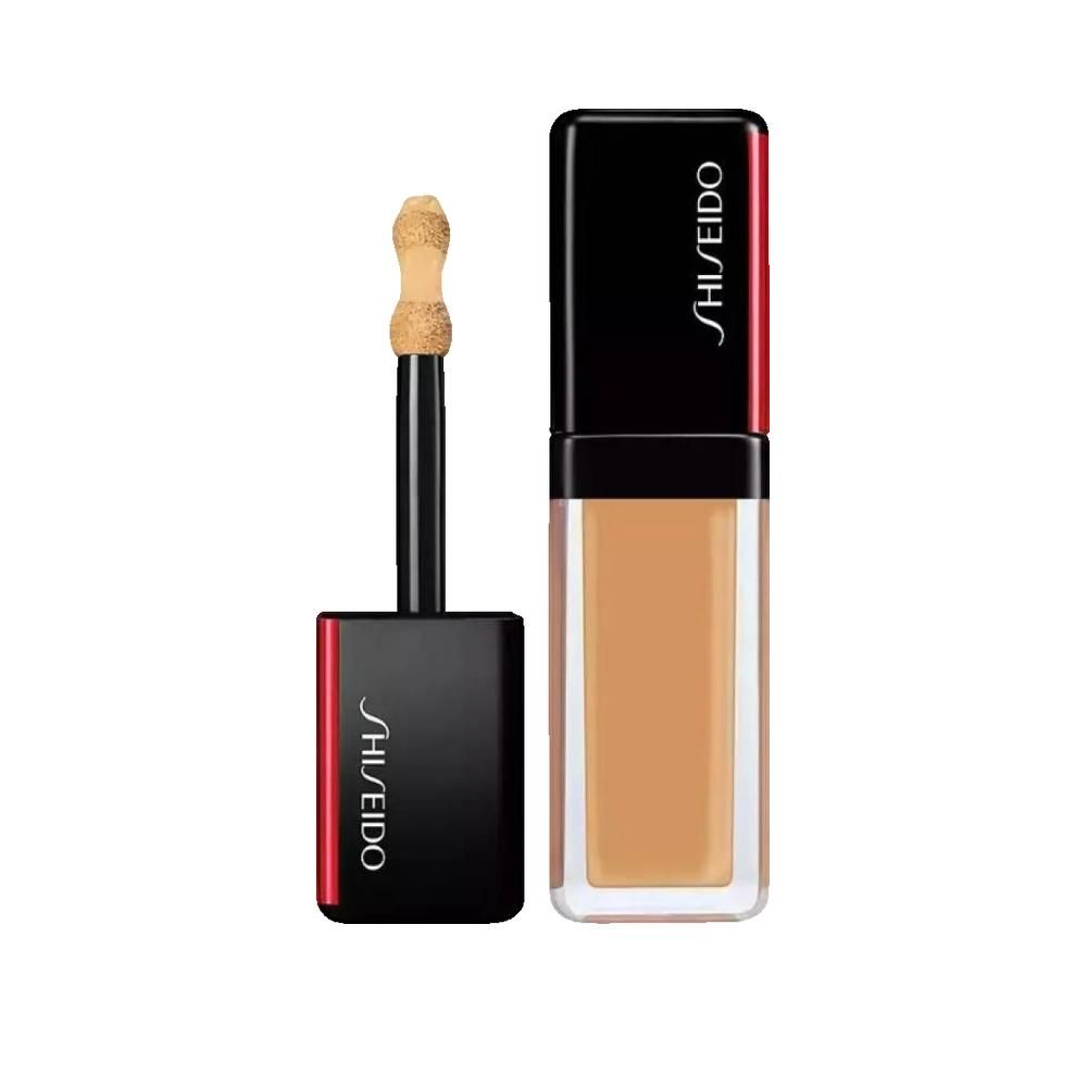 Prodotto cosmetico con applicatore. Tappo nero con accento rosso e scritta bianca Shiseido. Contenitore con liquido beige.