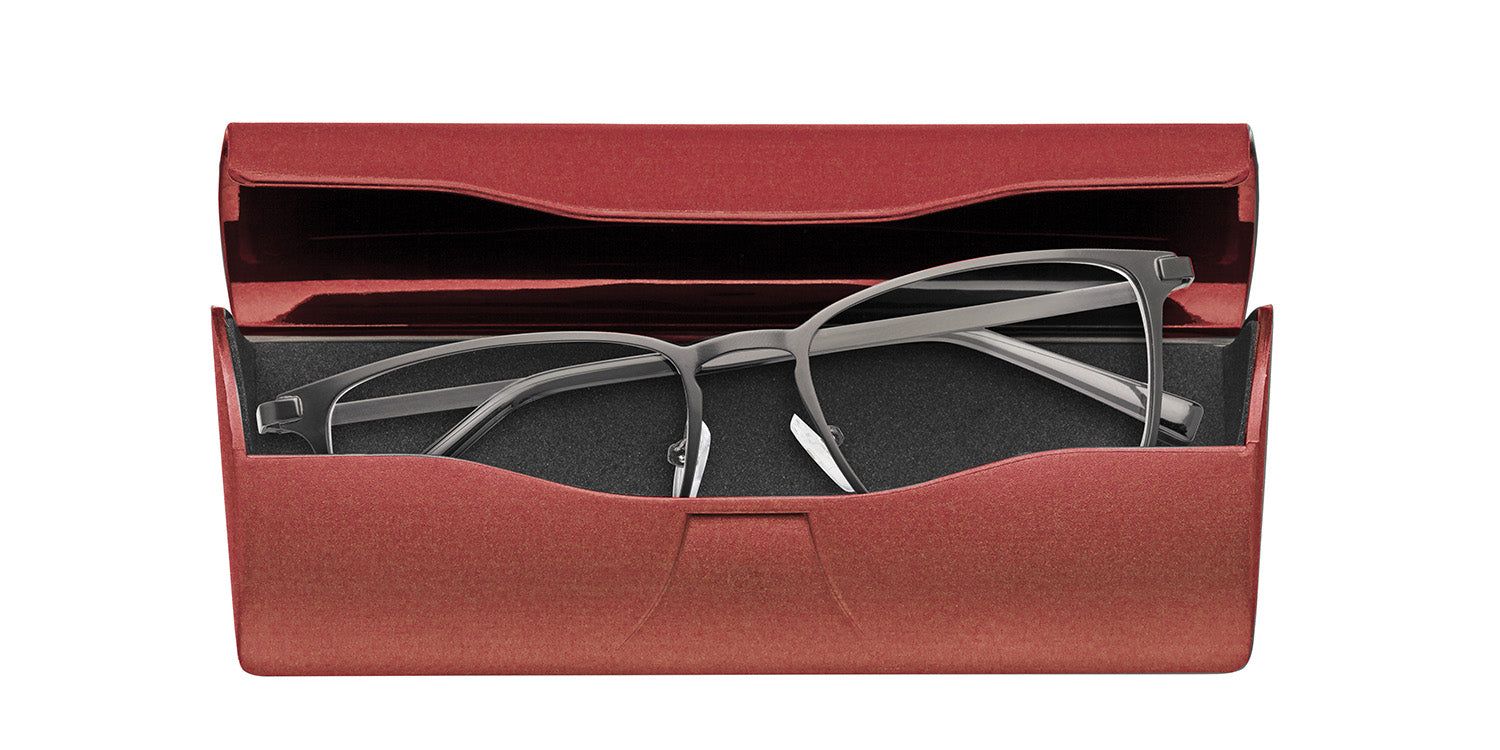 Astuccio rosso in plastica aperto. Occhiali con montatura in metallo all'interno. Fodera nera.