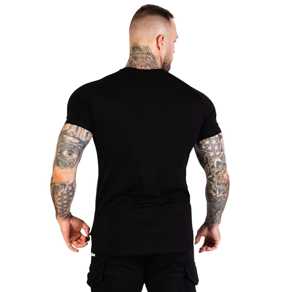 Vista posteriore di un t-shirt nero GymBeam da uomo, slim fit, manica corta.