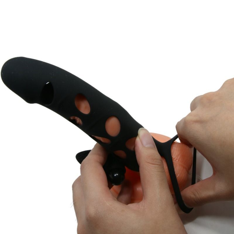 Manicotto nero traforato con anelli di fissaggio.