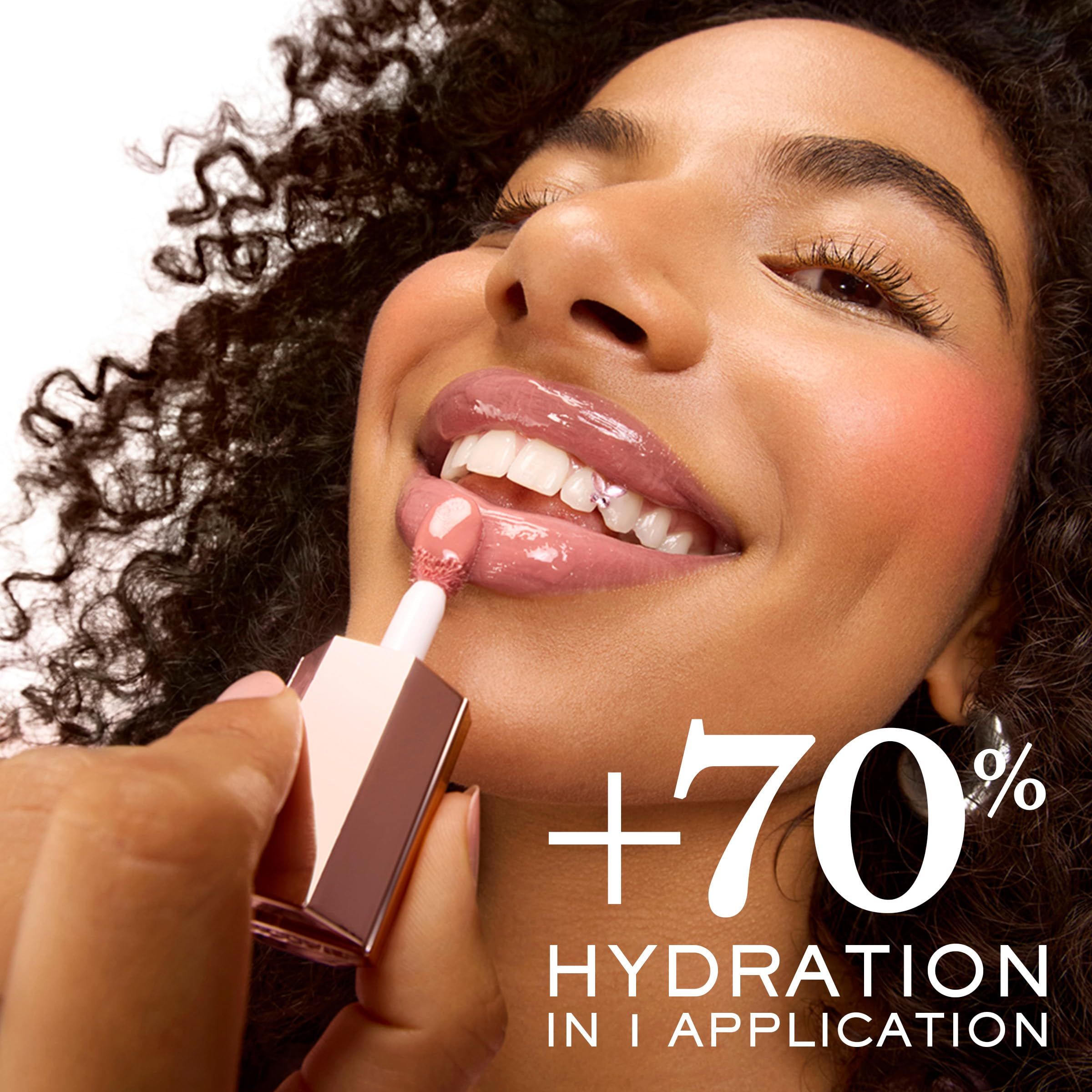 Donna con bocca aperta, applicatore rossetto. Testo: +70% Idratazione in 1 applicazione.