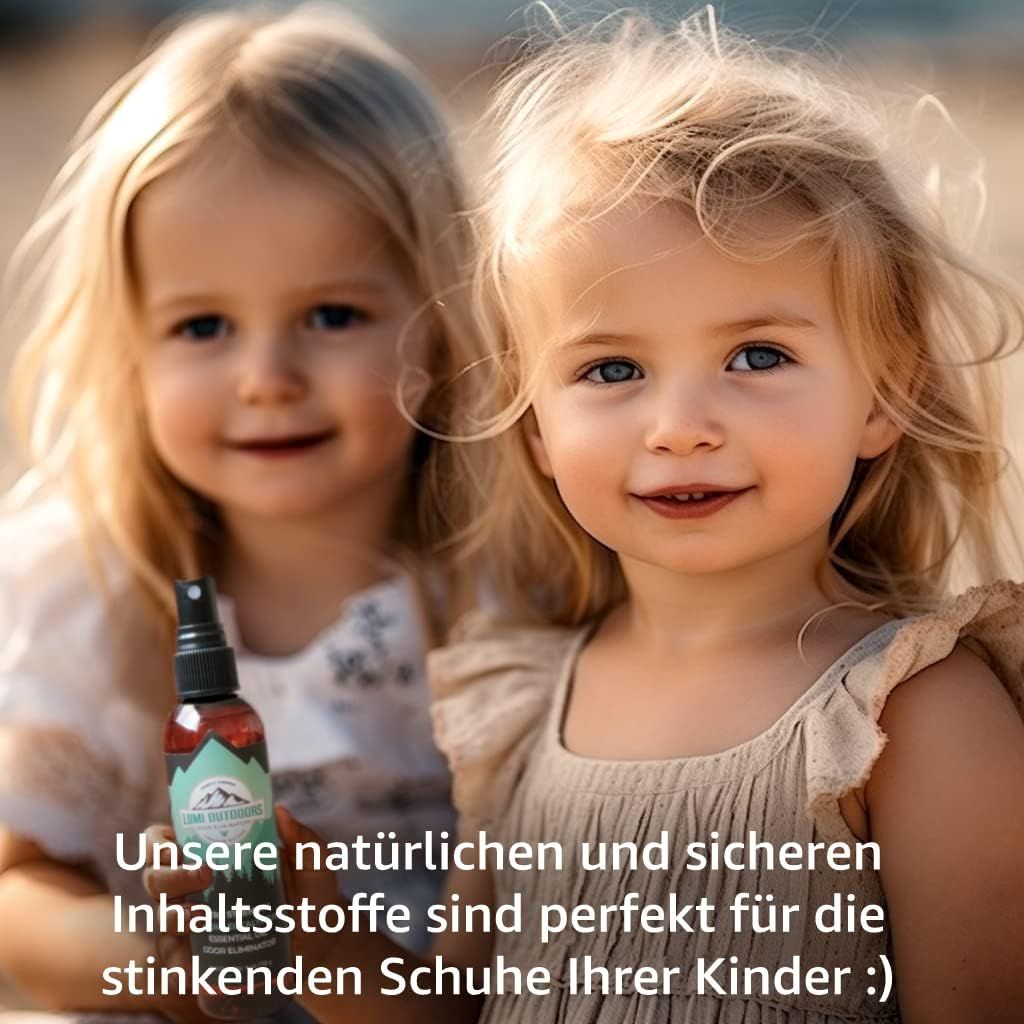 Due bambini sorridenti tengono in mano un flacone spray. Testo: I nostri ingredienti naturali e sicuri sono perfetti per le scarpe puzzolenti.
