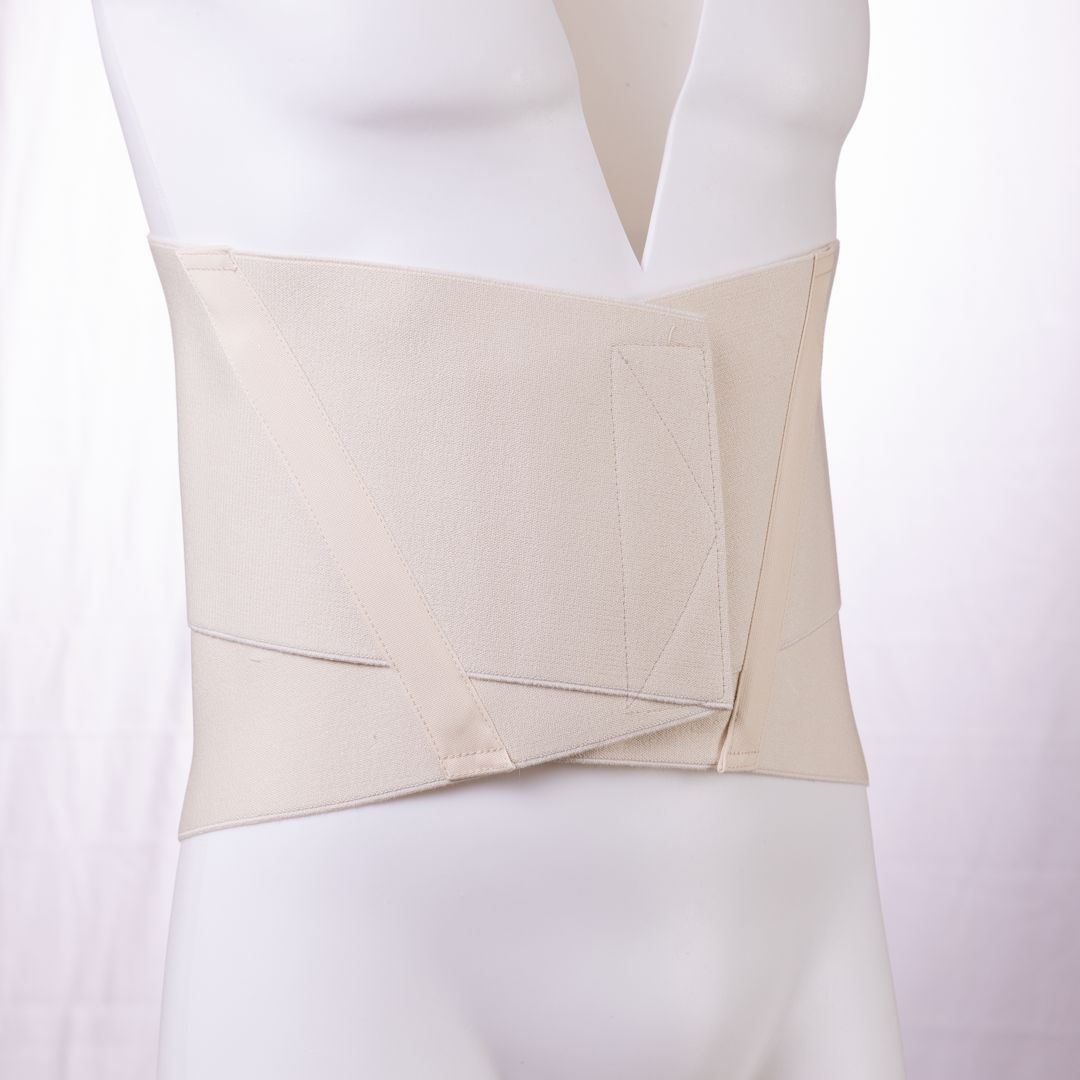 Cintura di supporto lombare beige su manichino. Chiusura a velcro frontale. Vista laterale.