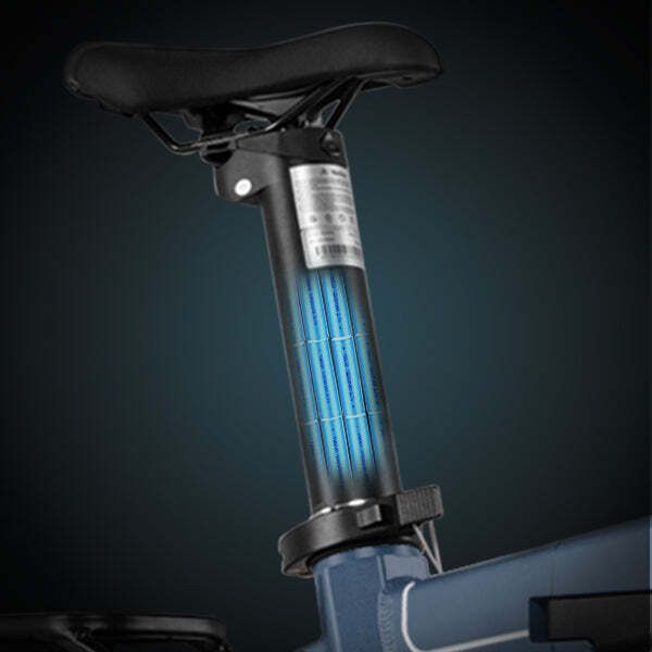 Reggisella con batteria integrata. Celle batteria blu visibili. Sella nera. Sfondo blu scuro.