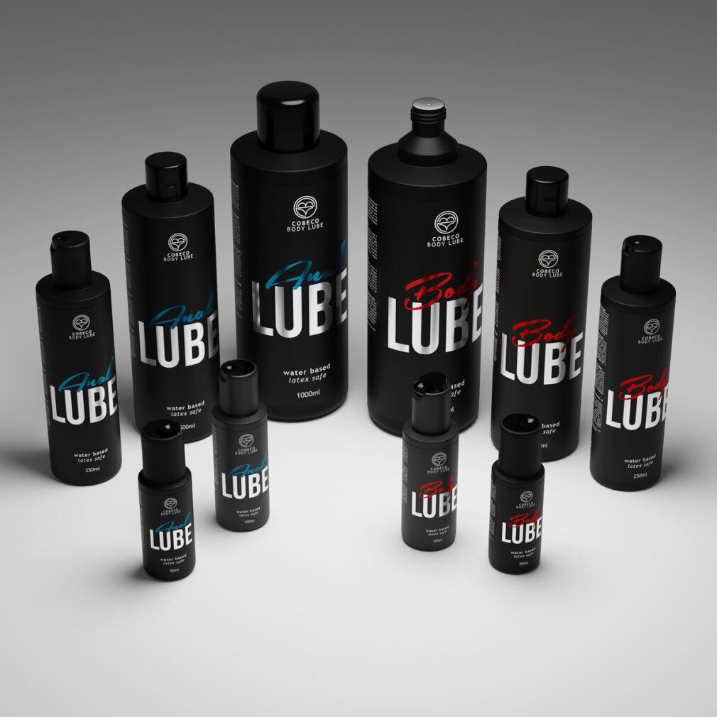 Diverse bottiglie di diverse dimensioni. Bottiglie nere con testo bianco. Marchio: Cobeco Body Lube.