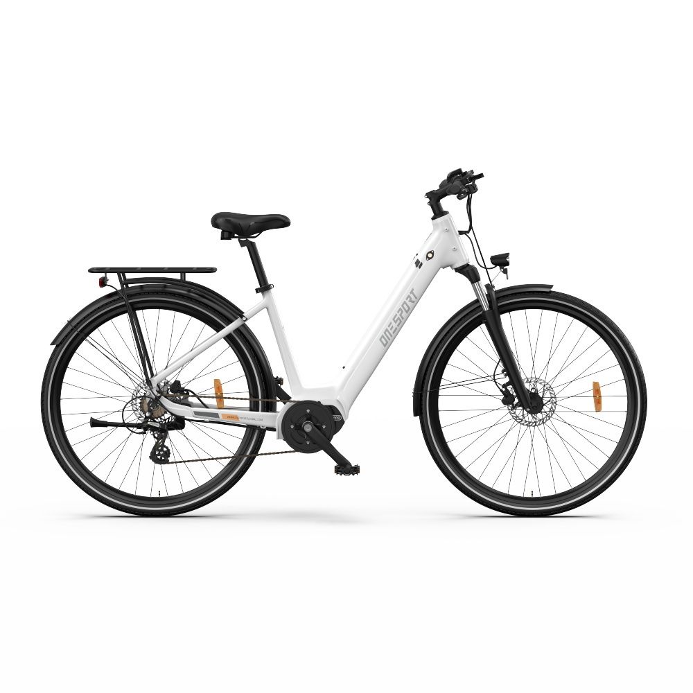 E-bike bianca con elementi neri. Portapacchi, parafanghi e freni a disco. Logo OneSport.
