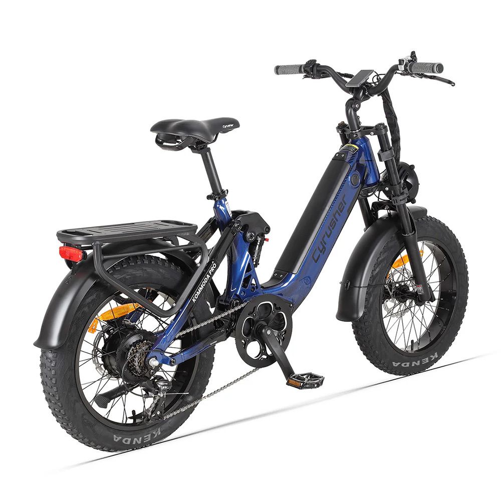 E-bike blu con pneumatici neri e portapacchi. Marchio CYRUSHER, modello Kommoda Pro.