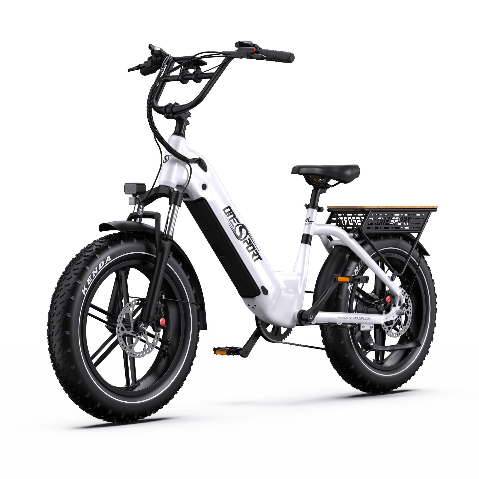 E-bike bianca, pneumatici neri, portapacchi. Marchio Onesport. Pneumatici Kenda. Manubrio e sella neri.