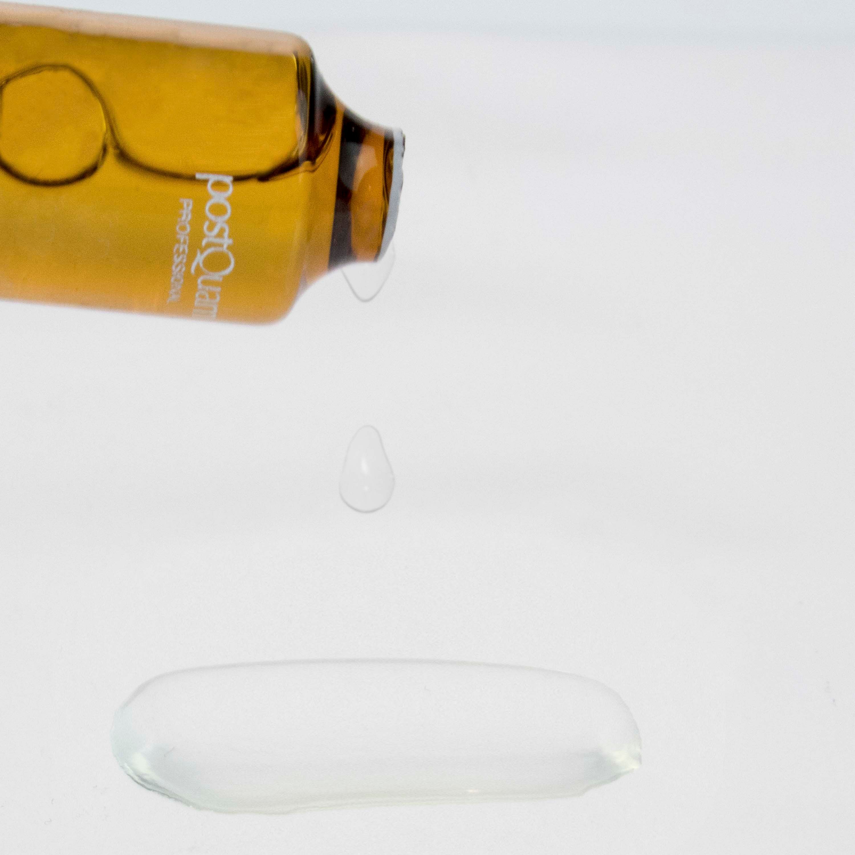Fiala di vetro marrone, liquido che gocciola. Scritta: PostQuam Professional.
