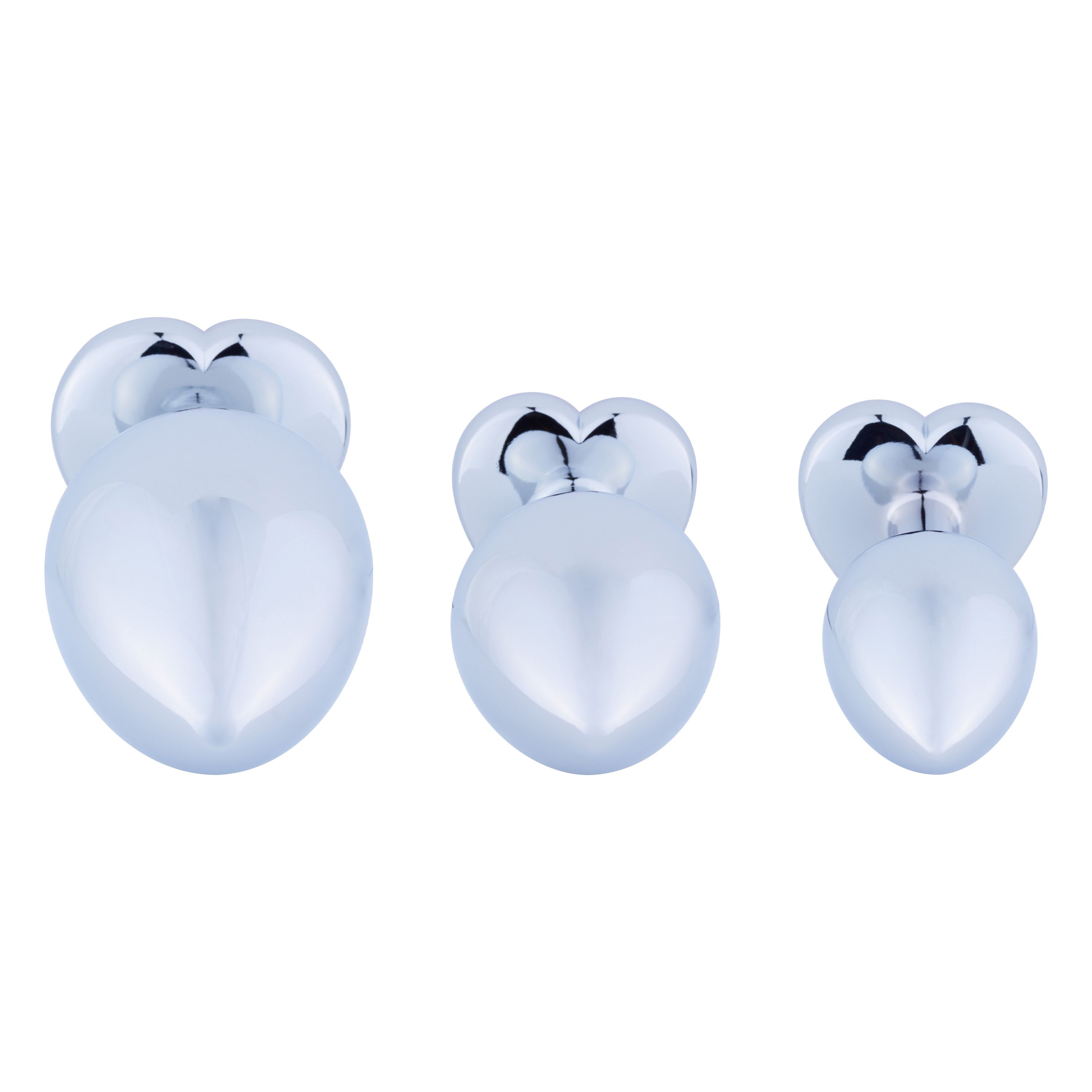 Tre plug anali metallici a forma di cuore. Diverse dimensioni, superficie lucida.