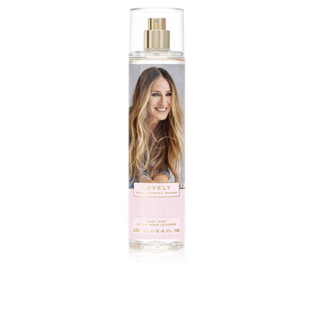 Spray corpo. Flacone cilindrico con immagine di Sarah Jessica Parker. Dettagli rosa e tappo trasparente. Erogatore dorato.