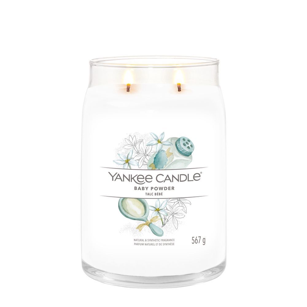 Candela profumata Yankee Candle Baby Powder. Contenitore in vetro. Stampa con nome del prodotto e motivo floreale. Due stoppini. Peso: 567g.