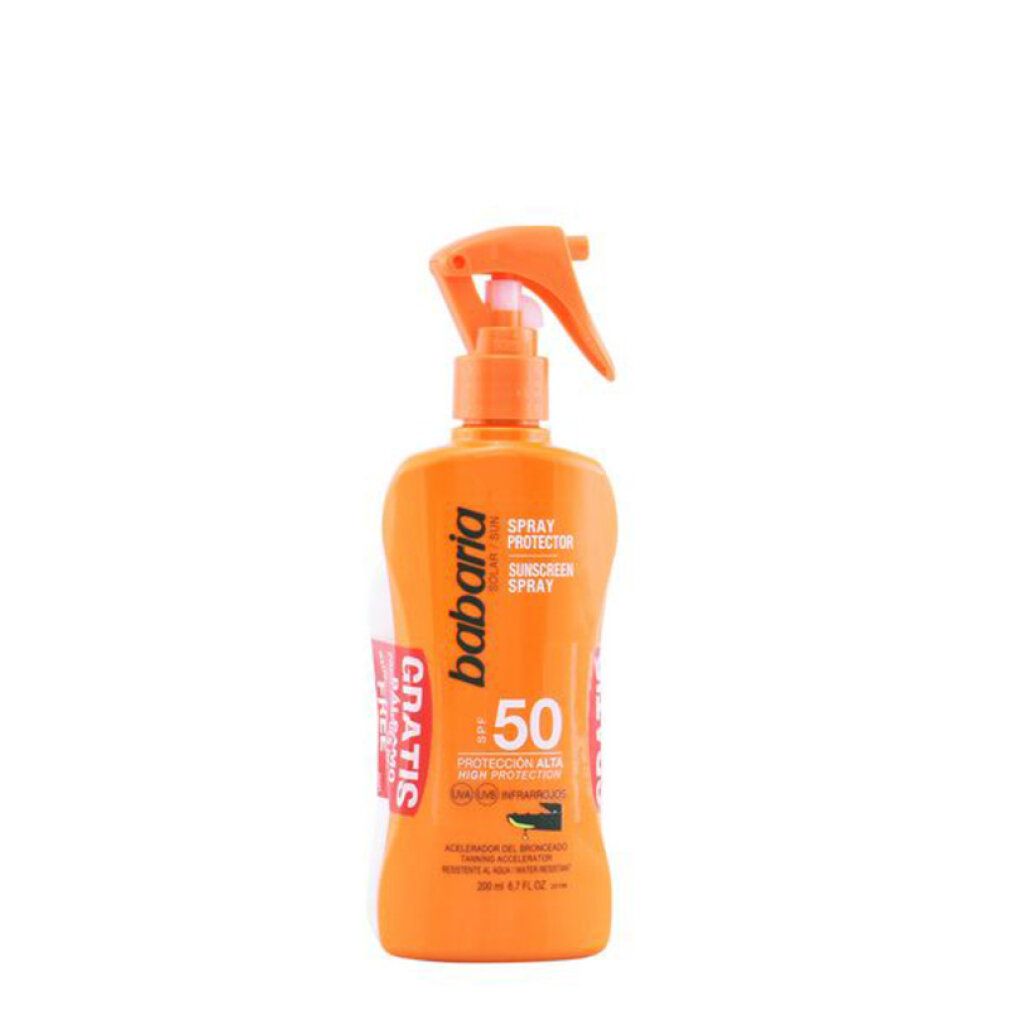 Flacone arancione Babaria Spray solare SPF 50 con erogatore a spruzzo. Adesivo con testo. Nome prodotto e SPF visibili.
