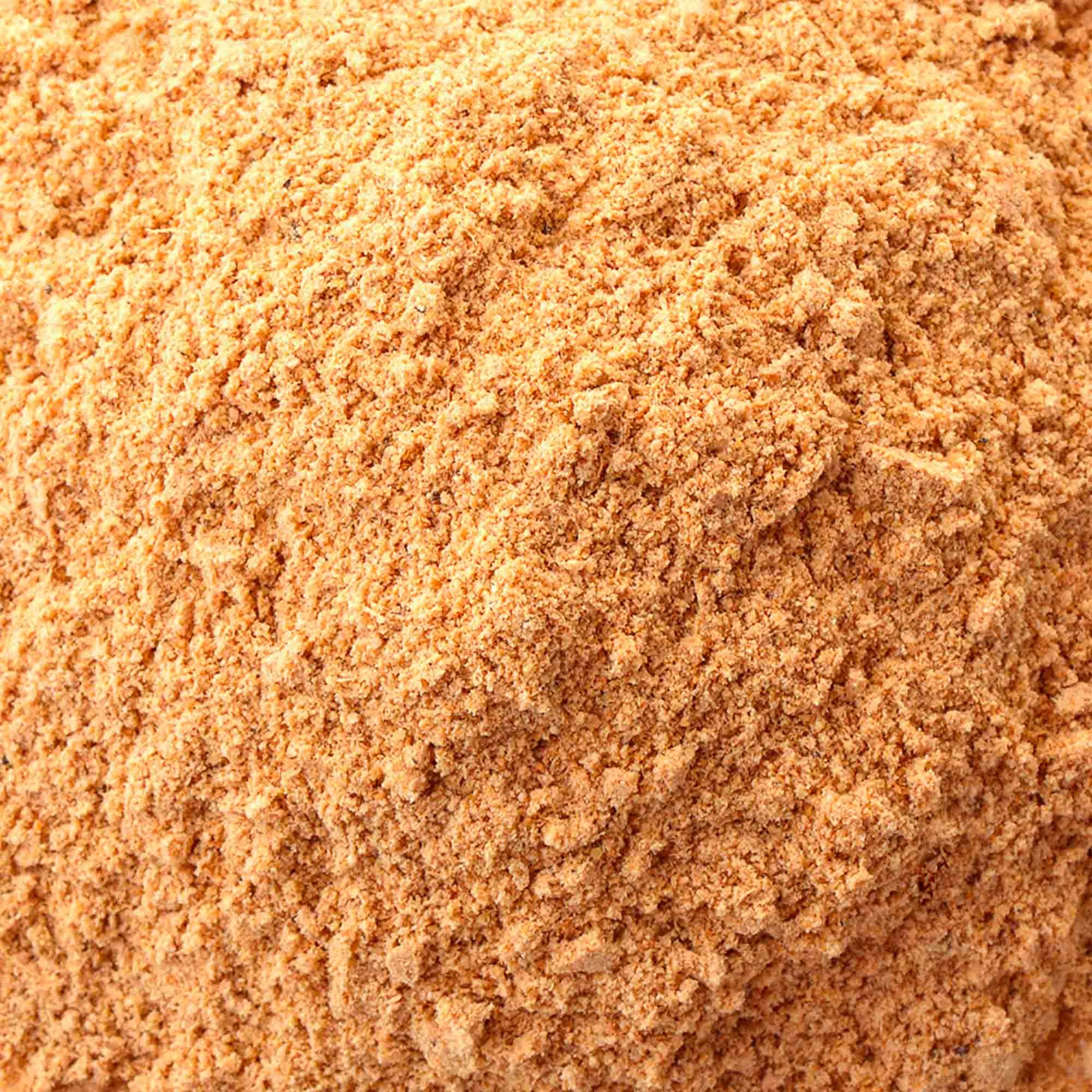 Polvere fine, color nocciola chiaro, dalla consistenza leggermente granulosa.