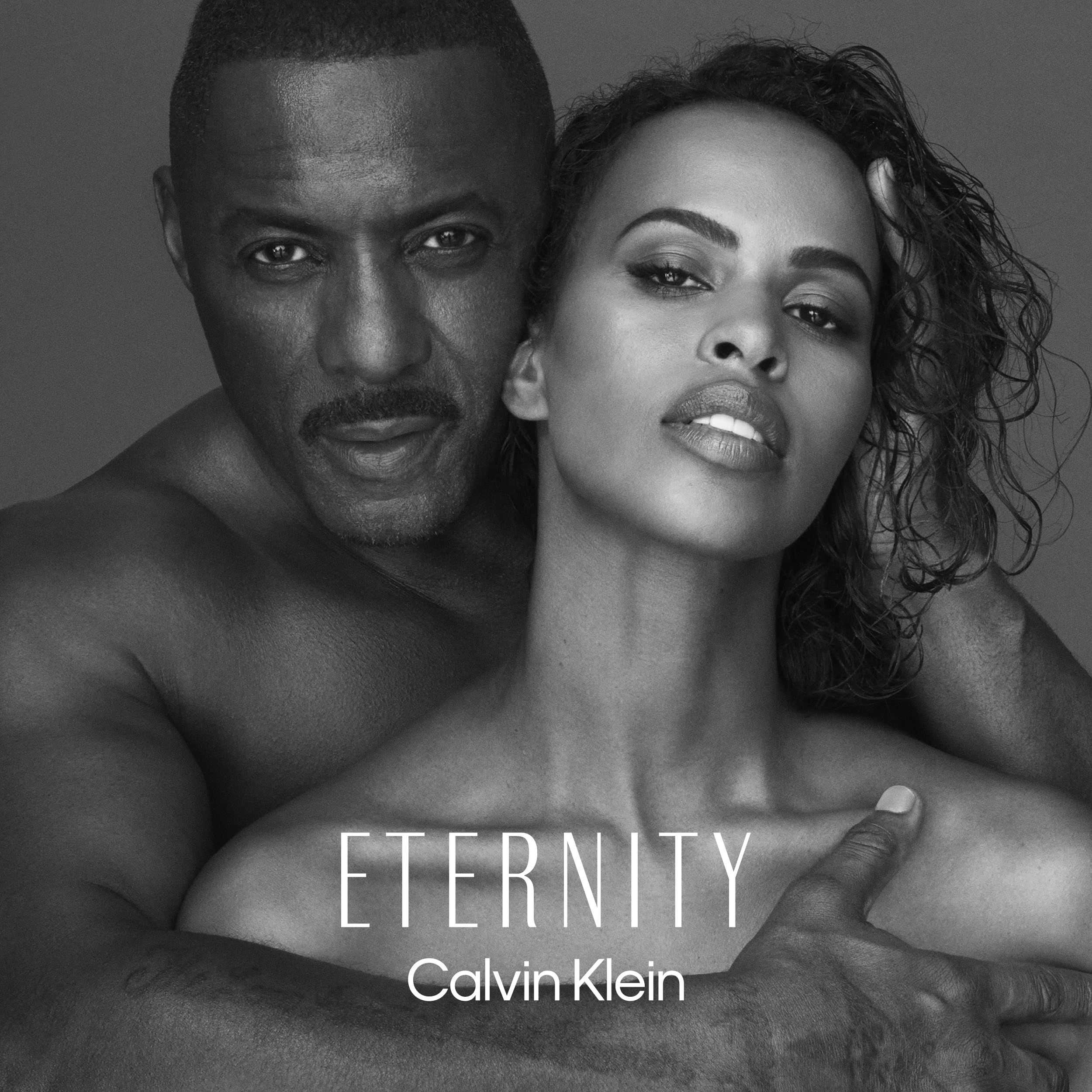 Foto in bianco e nero di due persone. Scritta: ETERNITY, CALVIN KLEIN.