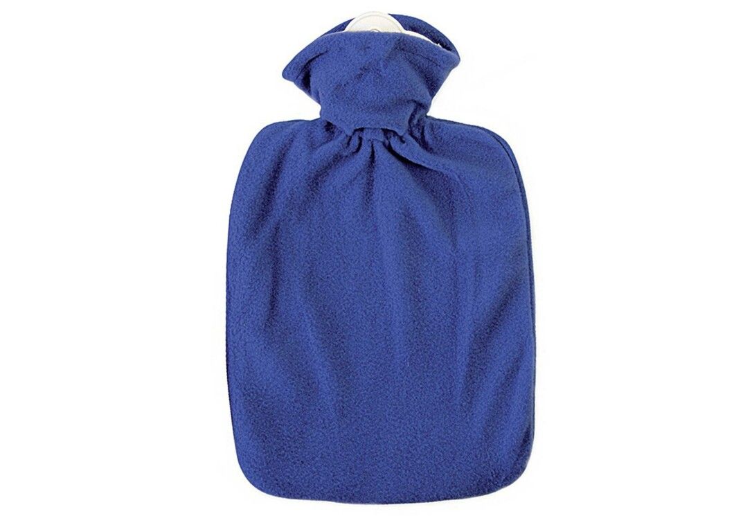Borsa dell'acqua calda blu in pile con chiusura. Su sfondo bianco.