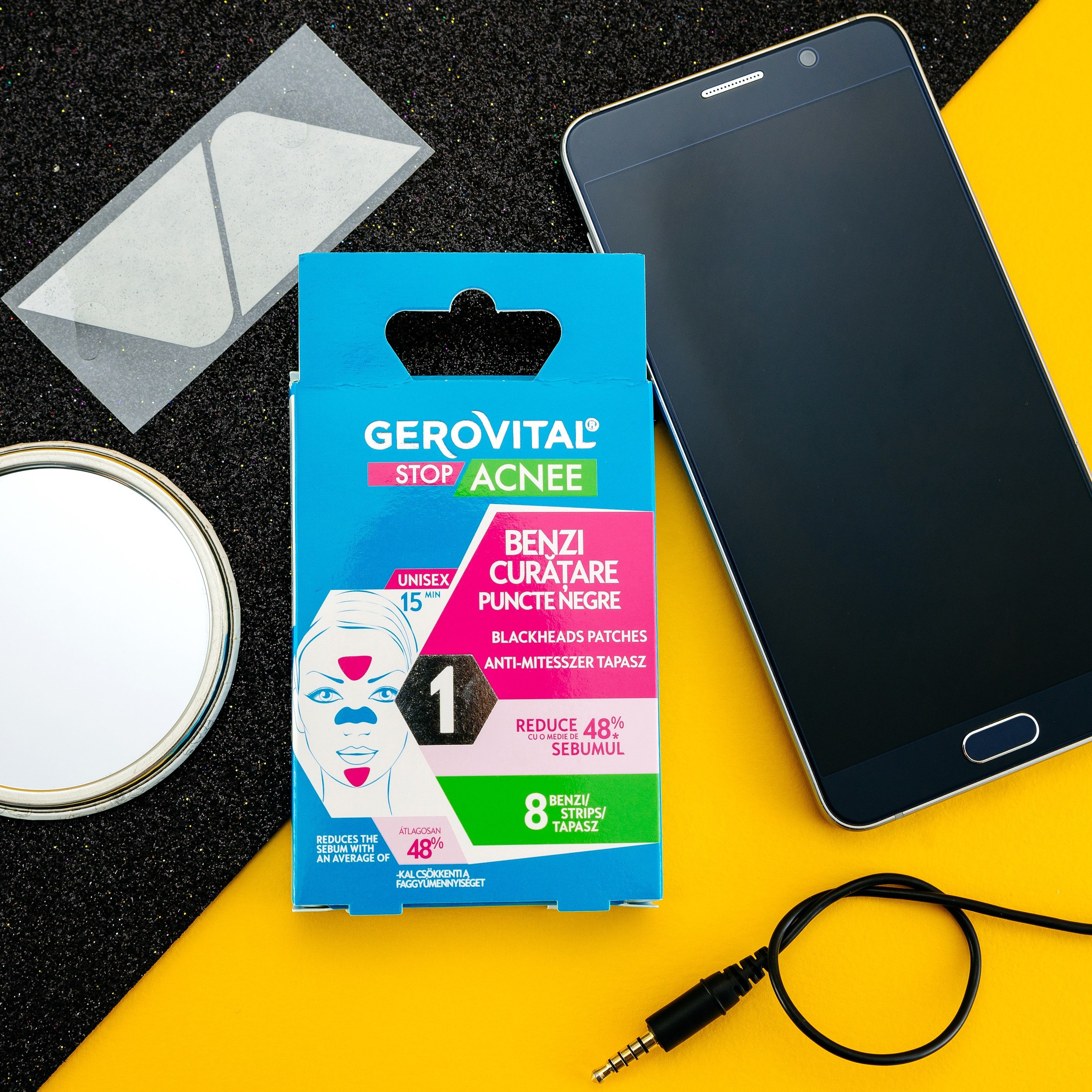 Confezione Gerovital con cerotti, accanto a specchio, smartphone e cuffie. Testo: Stop Acnee, Benzi Curatare Puncte Negre.