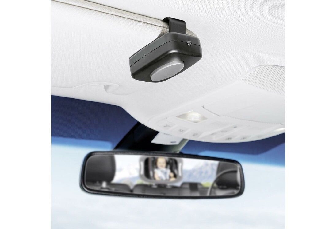 Monitor nero con telecamera, fissato al soffitto. Specchietto retrovisore in auto visibile.