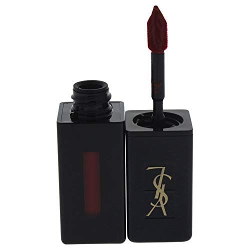 Contenitore nero rossetto con logo dorato. Applicatore con crema rossa.