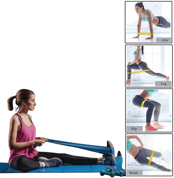 Donna seduta si allunga con fascia fitness blu. Quattro piccole immagini mostrano esercizi: braccio, gamba, fianco, vita. Tappetino fitness e pesi sullo sfondo.