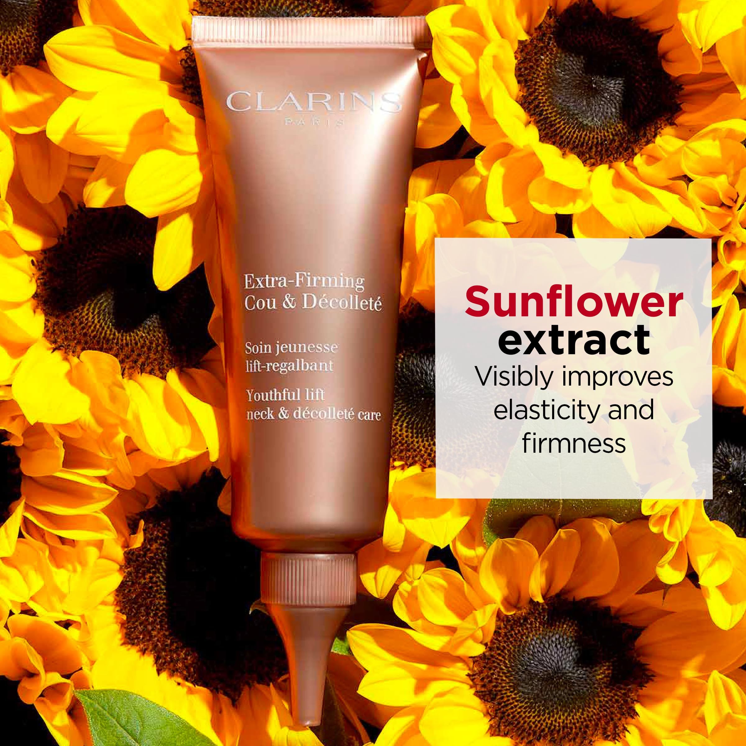 Tubo Clarins Extra-Firming Cou & Décolleté davanti ai girasoli. Testo: Estratto di girasole. Migliora visibilmente elasticità e compattezza.