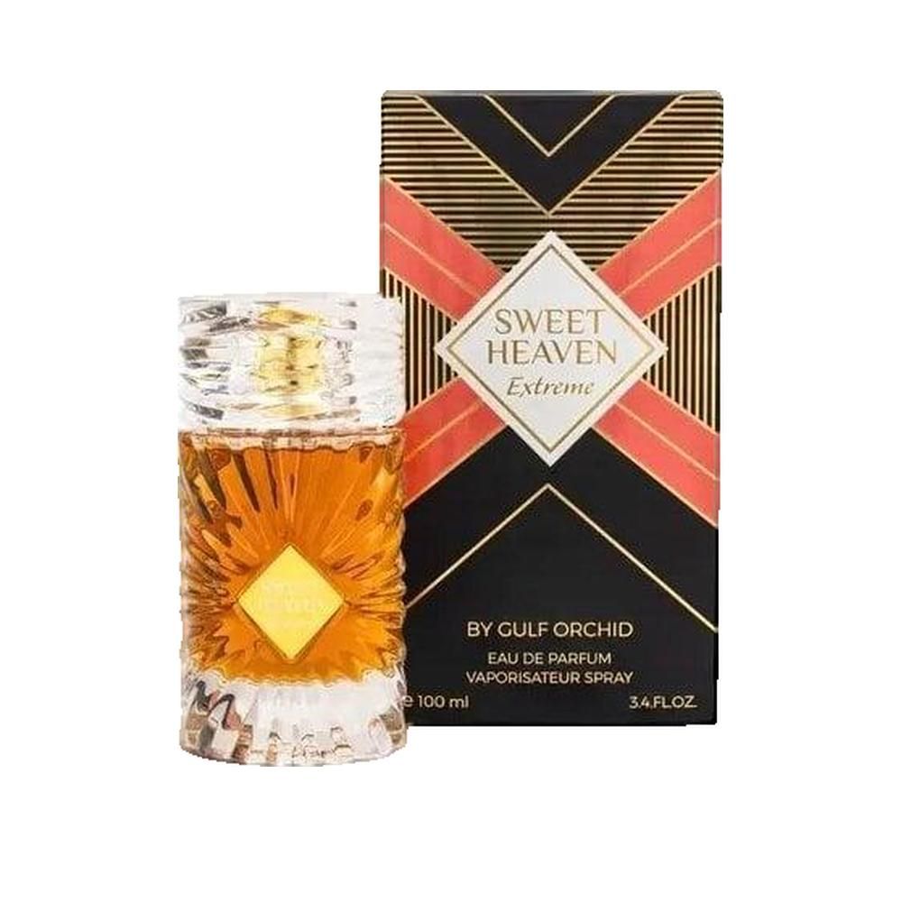 Flacone di profumo e scatola. Flacone con liquido dorato, etichetta dorata. Scatola nera con motivi geometrici rossi e dorati.