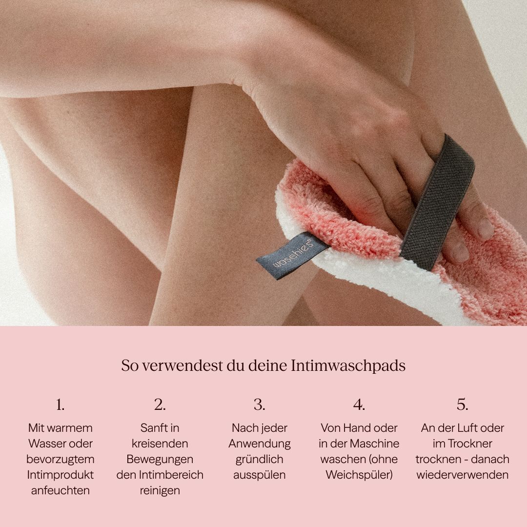 Persona che tiene un pad intimo rosa. Testo: Istruzioni per l'uso. 1. Inumidire. 2. Pulire. 3. Risciacquare. 4. Lavare. 5. Asciugare.