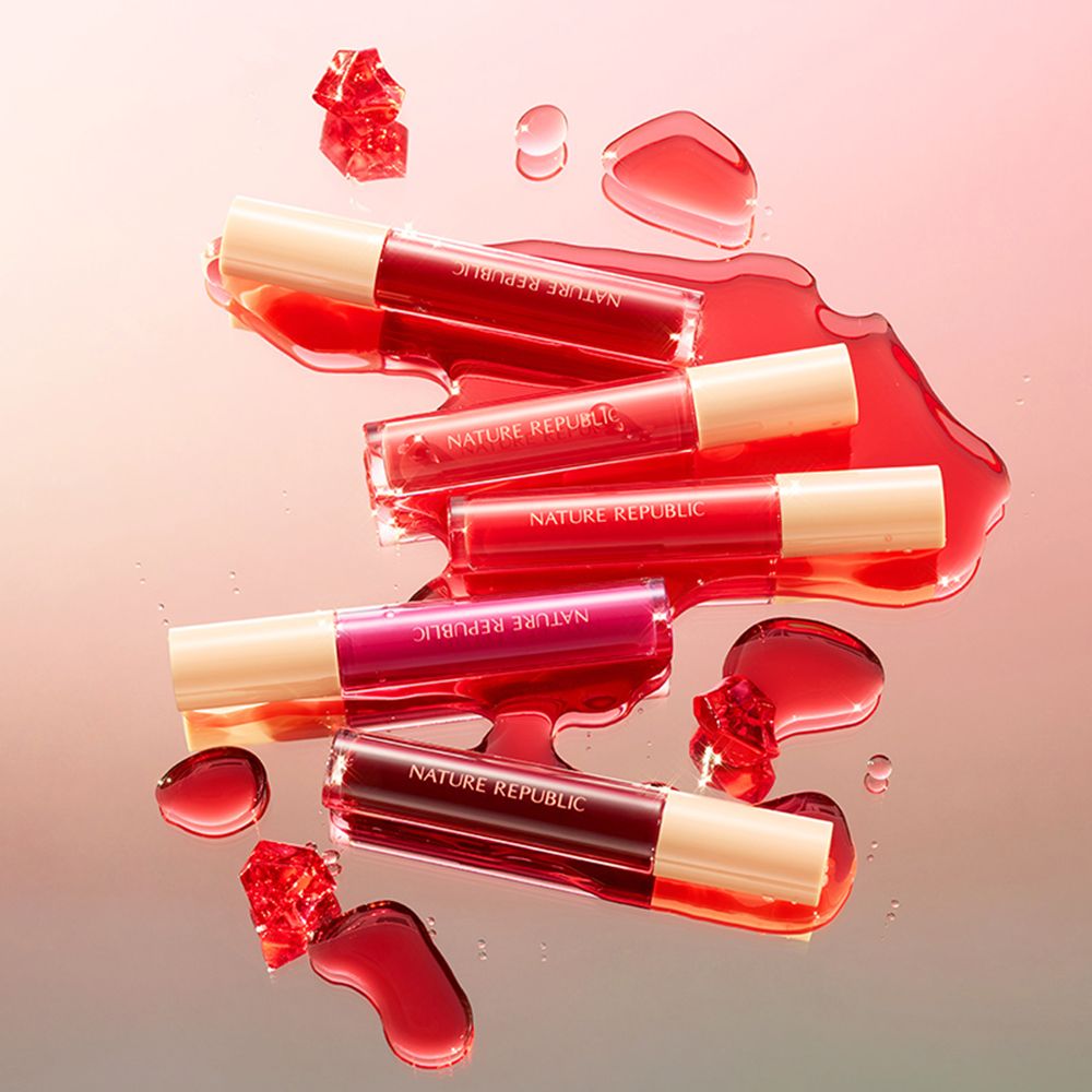 Diverse tinte labbra in un liquido. Il nome NATURE REPUBLIC è visibile sui prodotti.