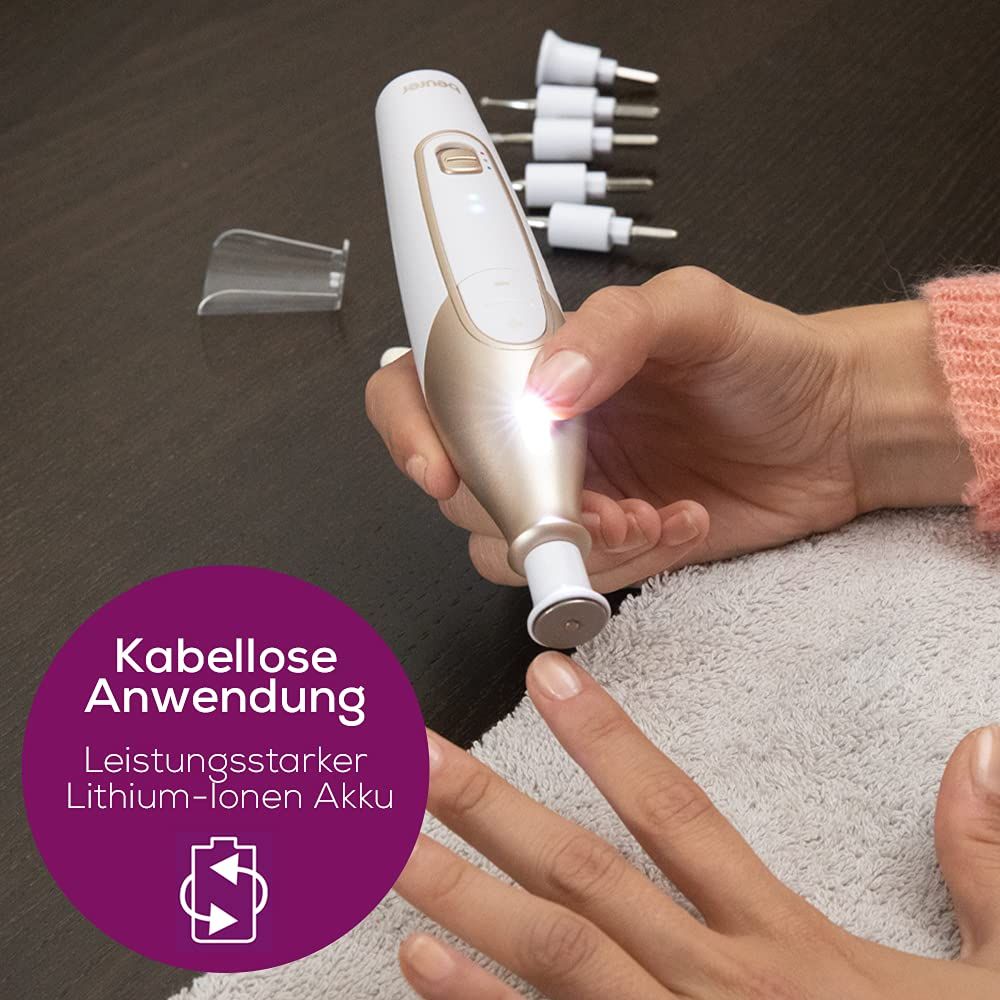 Mano che tiene un dispositivo per la cura delle unghie bianco e oro. Luce LED accesa. Testo: Uso senza fili, batteria agli ioni di litio potente.